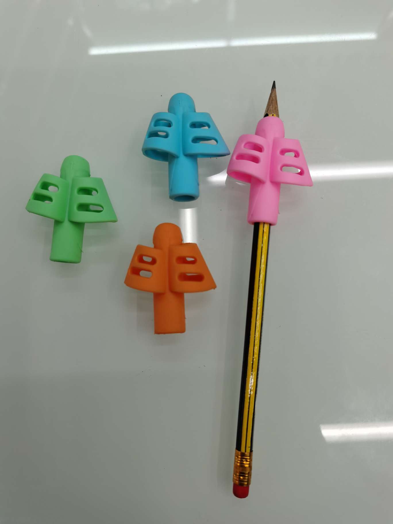 A best-selling soft rubber pen grip, a bestseller in cross-border e-commerce