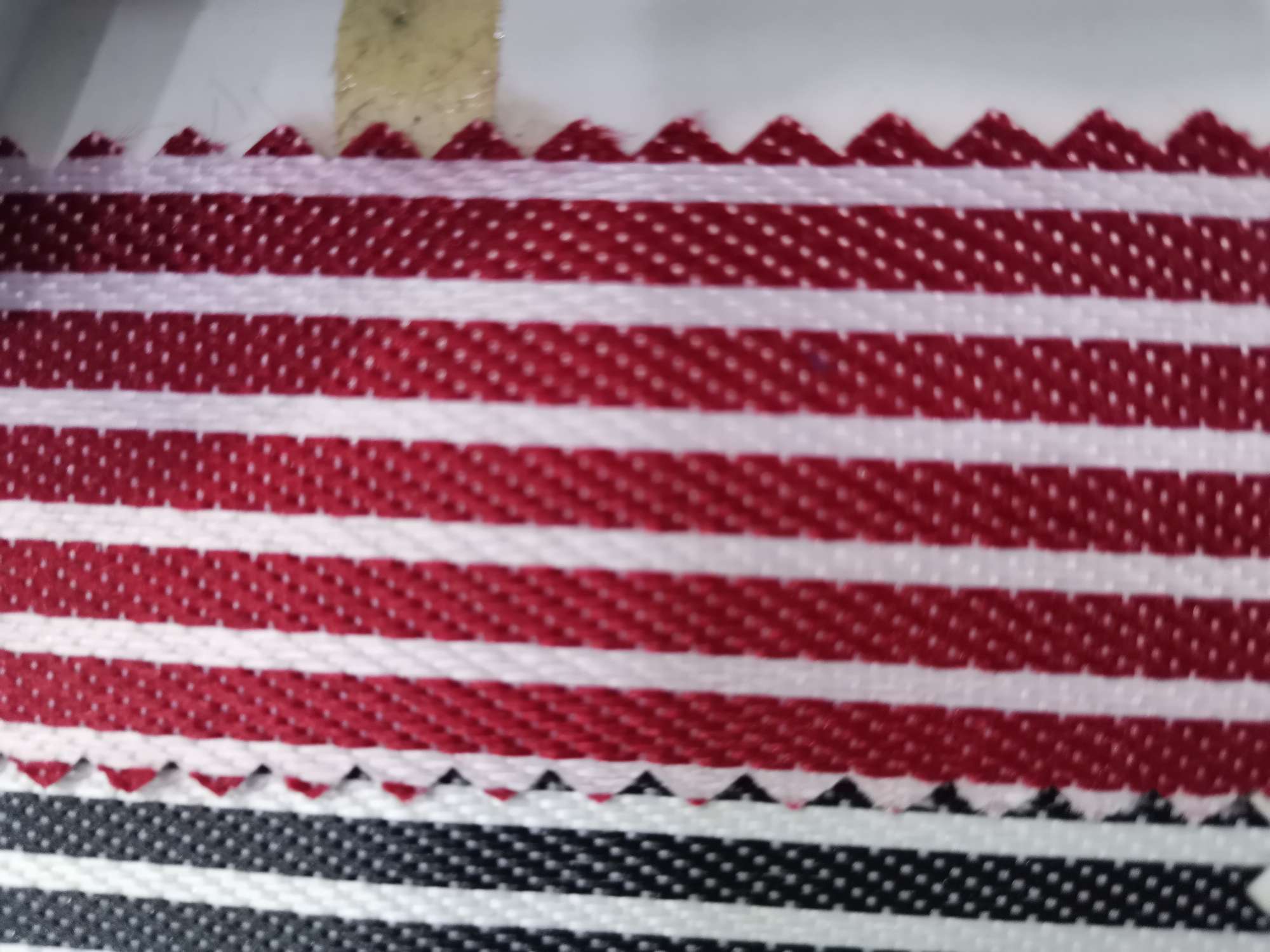 厂家直销热销新款  小条纹发泡—2皮革大量现货高中低档箱包沙发鞋材面料