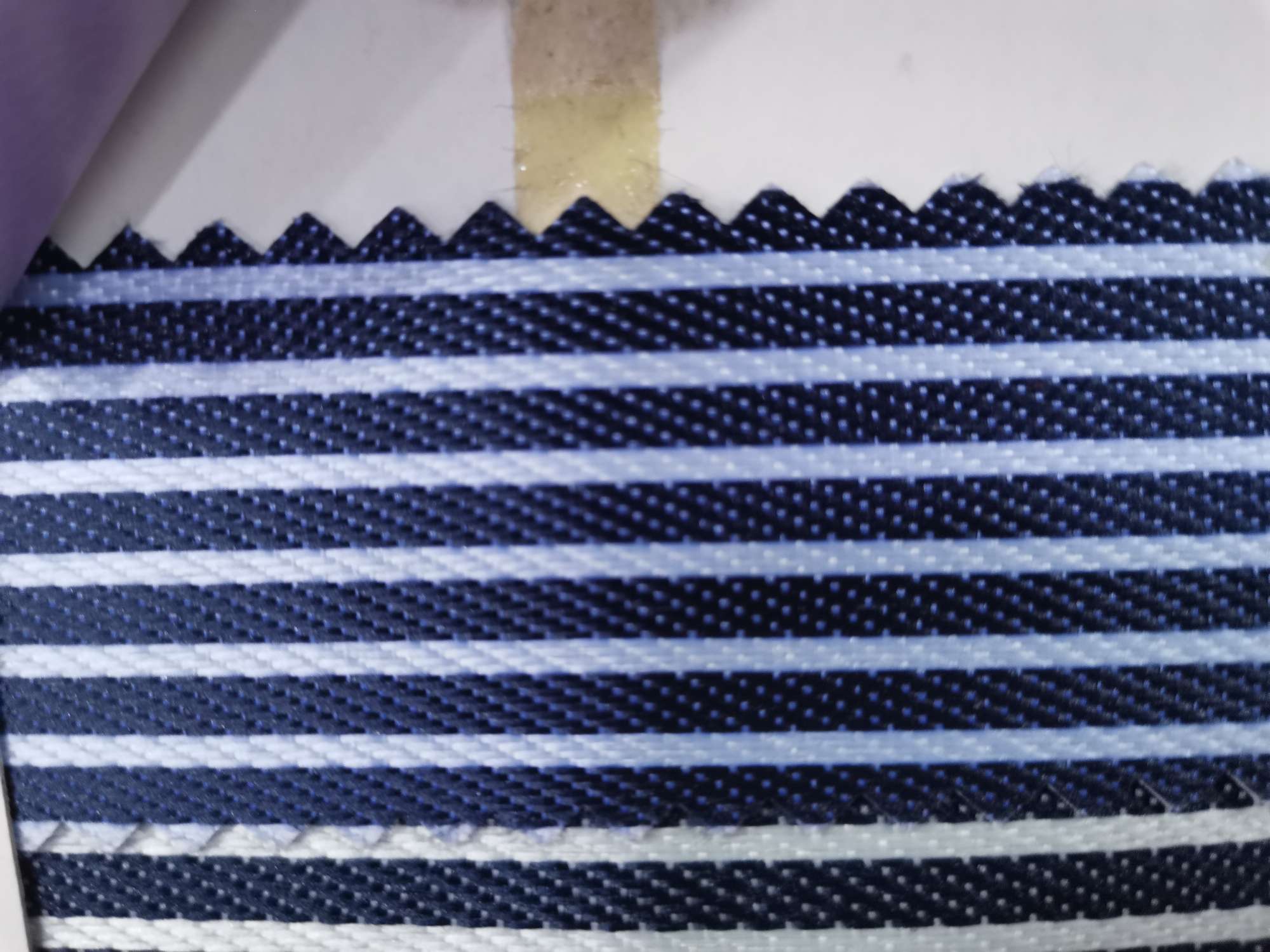 厂家直销热销新款  小条纹发泡—8皮革大量现货高中低档箱包沙发鞋材面料