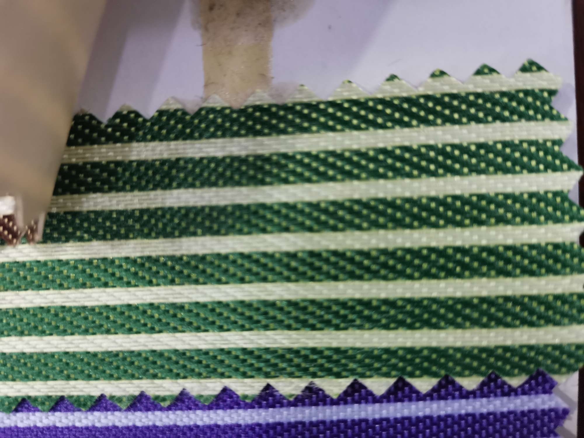 厂家直销热销新款  小条纹发泡—10皮革大量现货高中低档箱包沙发鞋材面料