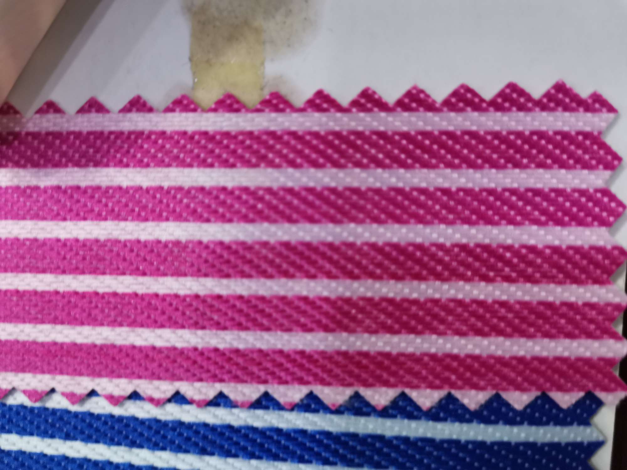 厂家直销热销新款  小条纹发泡—4皮革大量现货高中低档箱包沙发鞋材面料