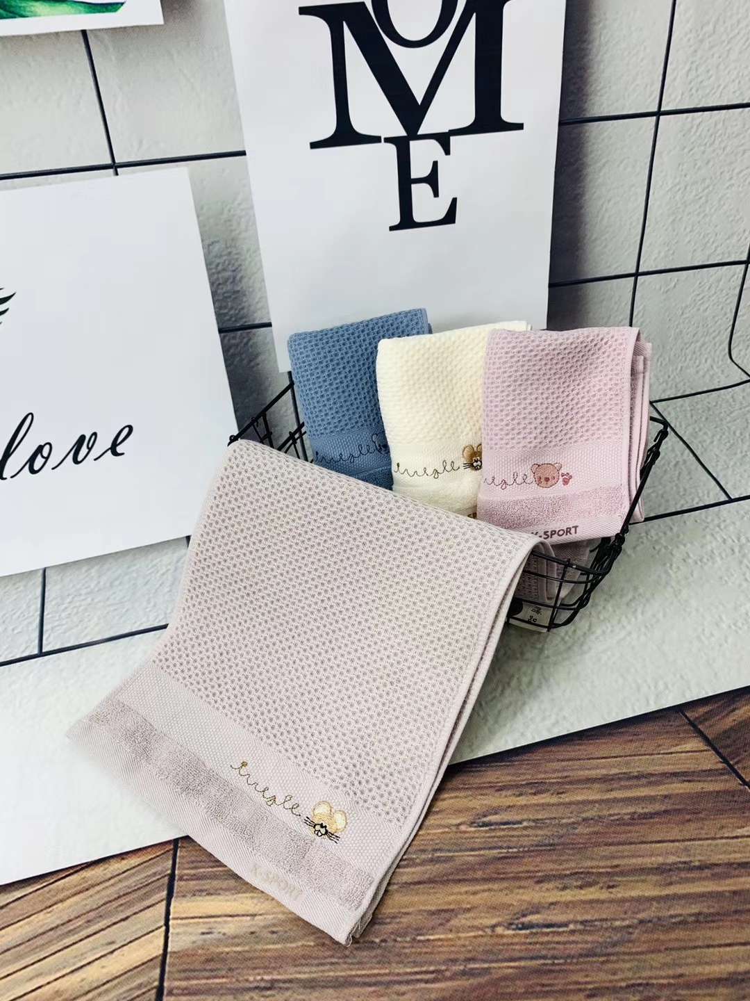 爱己爱家  厂家直销  纯棉纱布刺绣高档礼品 风韵浴巾 8957白底实物图