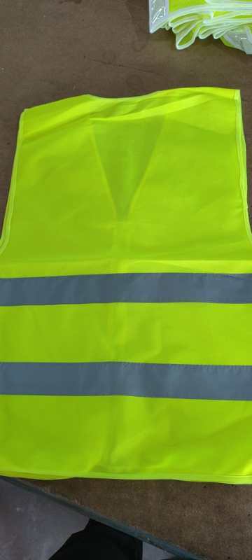 厂家直销品质优良各种款色反光衣。白底实物图