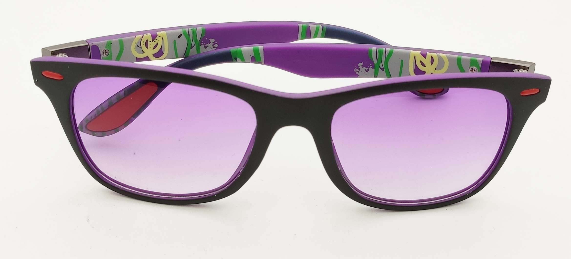 Stylish and versatile sunglasses thumbnail