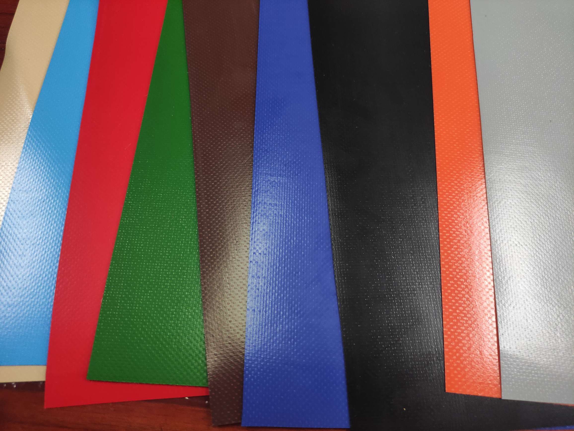 A large quantity of high, medium and low-grade leather fabric with mesh fabric 0.5 in stock. Factory direct sales of the latest best-selling style