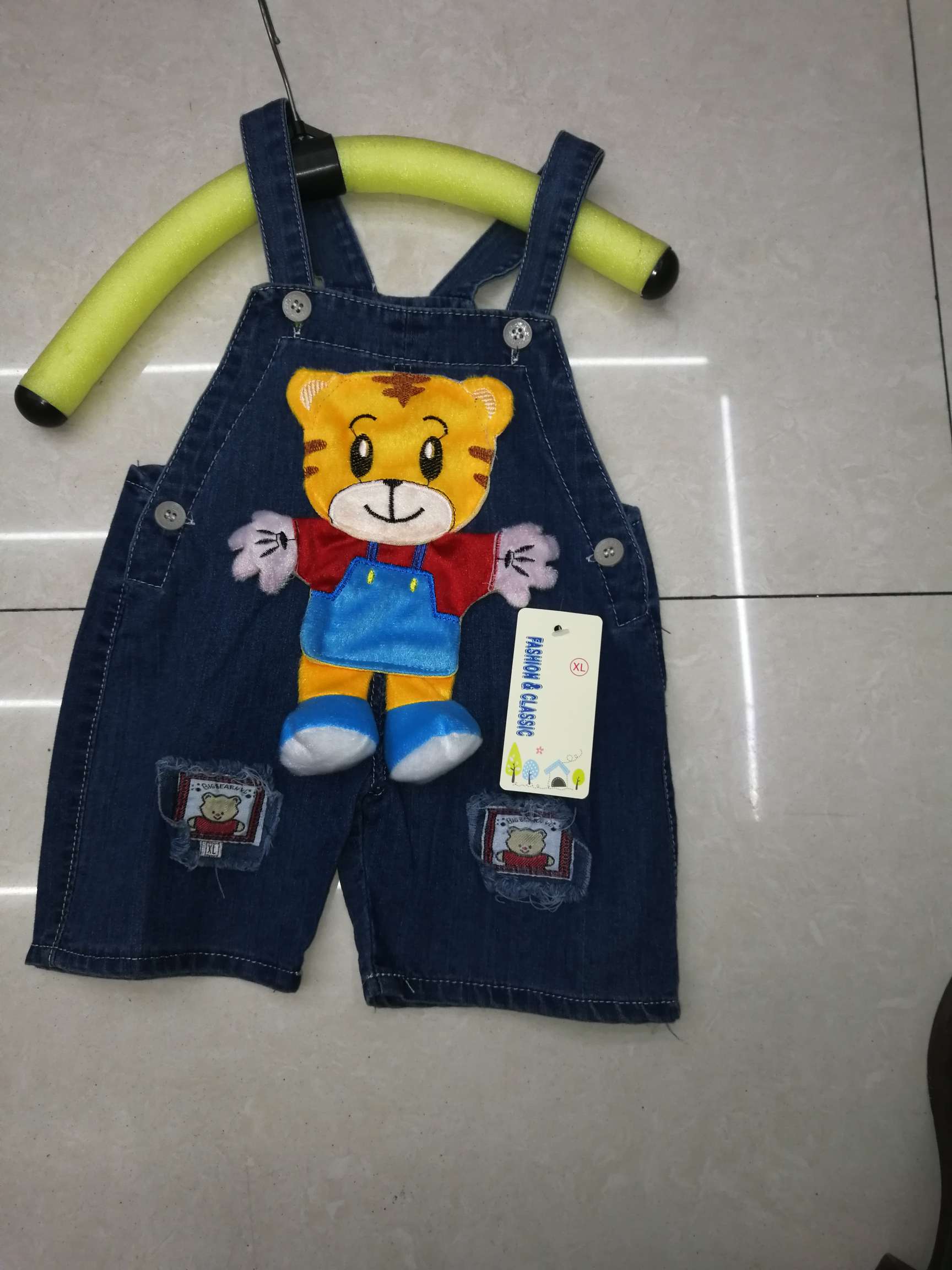 男童背带短裤1一3岁白底实物图