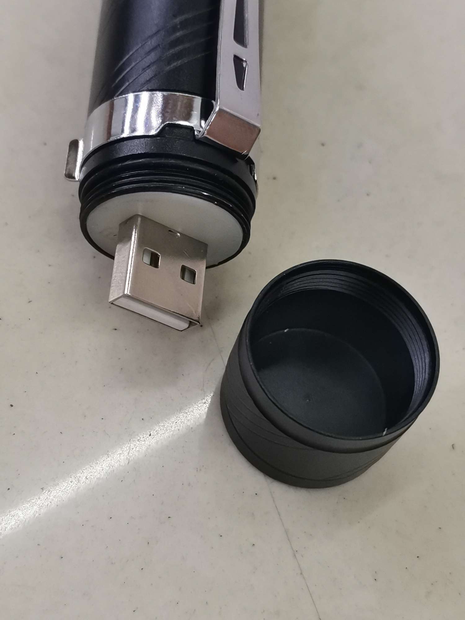 迷你强光手电筒USB插口直接充电XPE灯珠出行家用照明便携式手电筒白底实物图