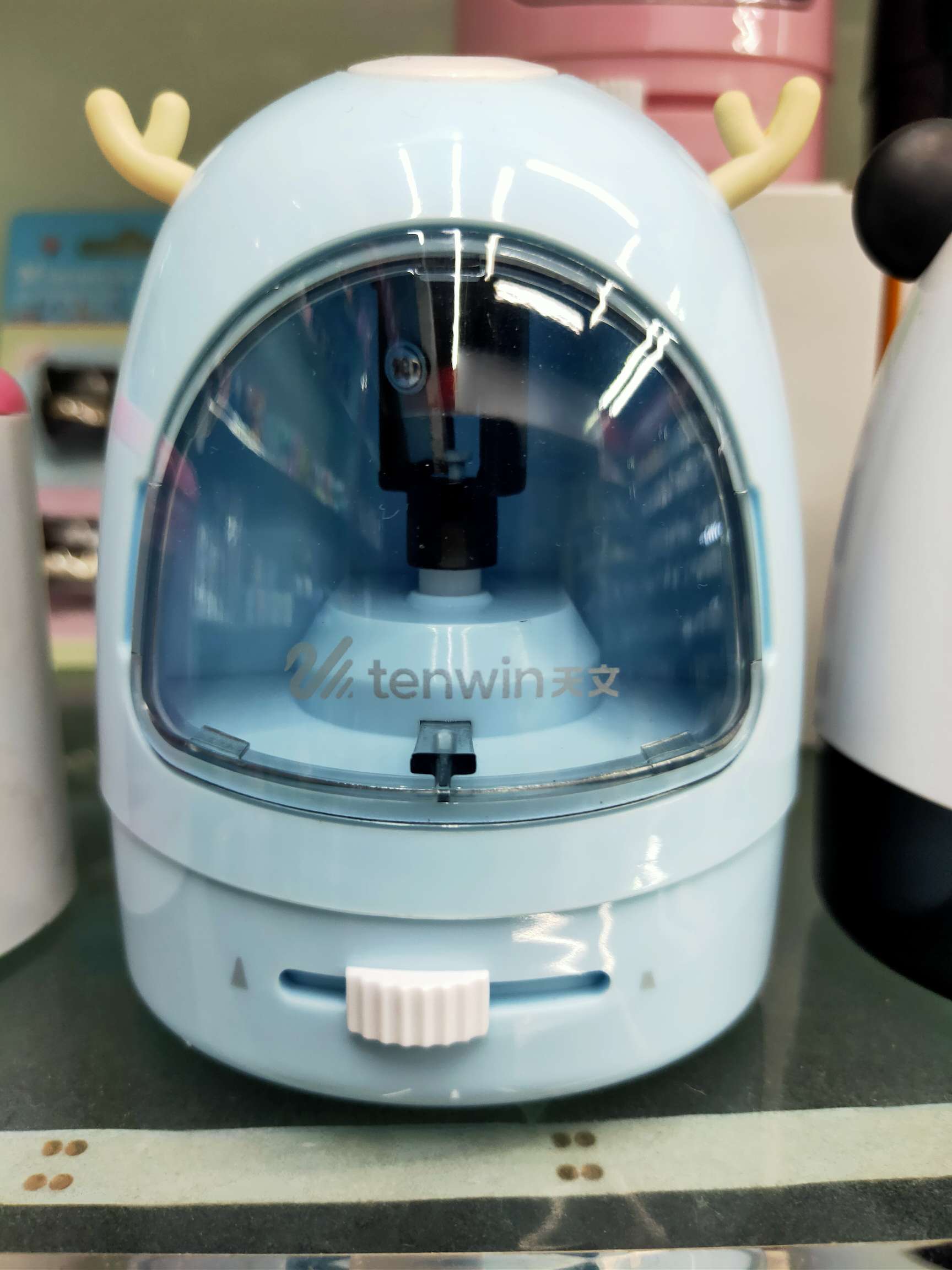 Electric pen sharpener for students' learning supplies Application Scenario