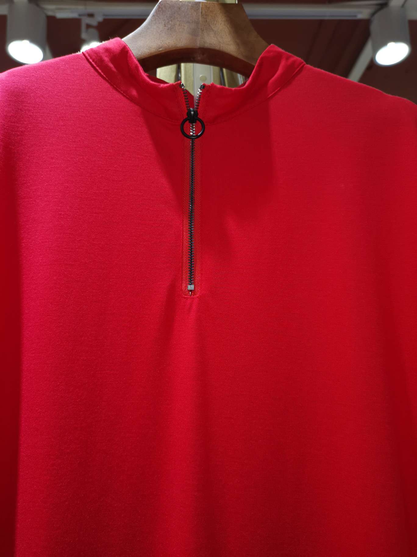 大红时尚型拉链圆直领中袖女上衣