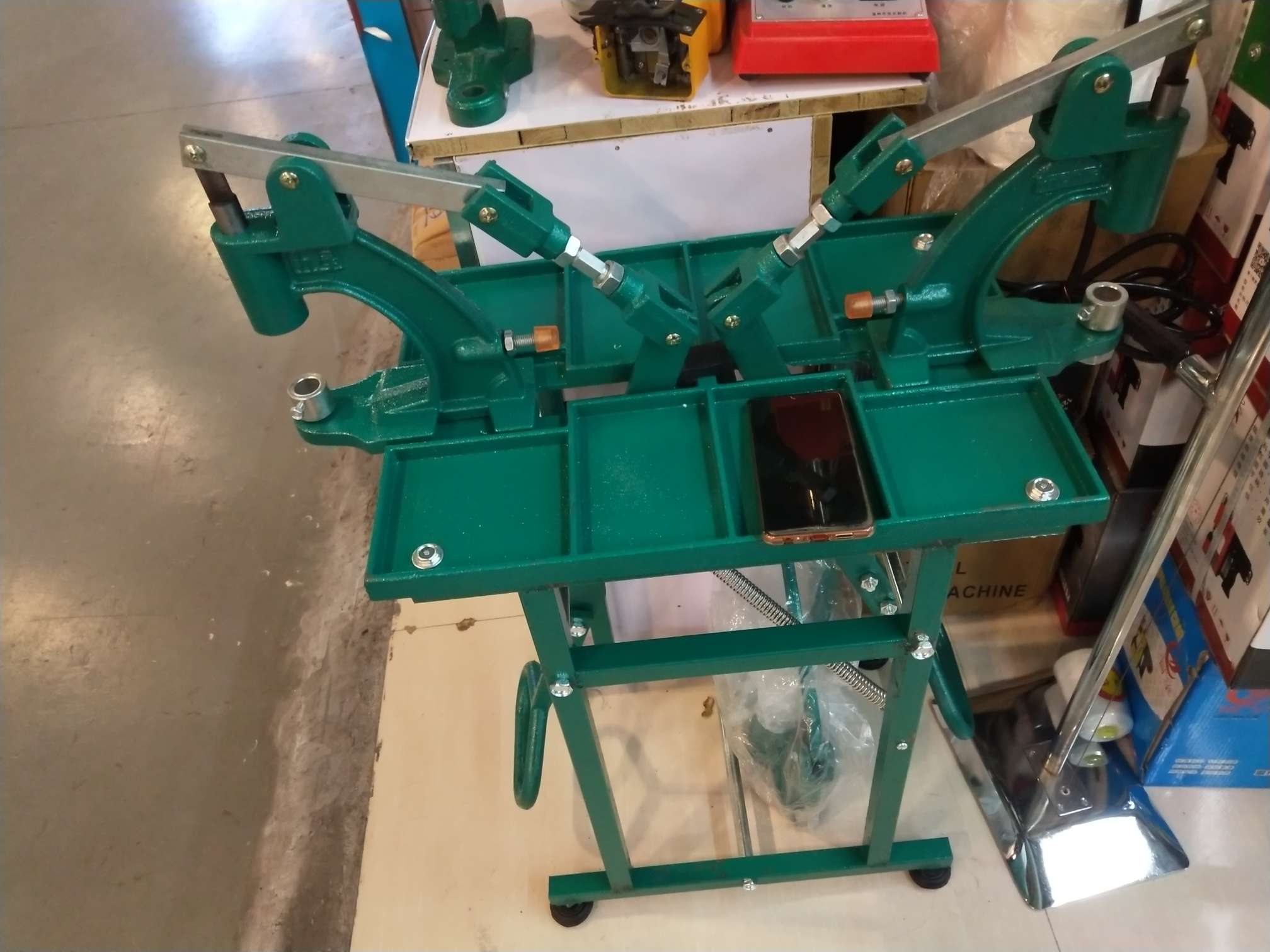 Double-person foot-operated press machine, buttoning machine, corn-eye machine and buttoning machine detail image 1