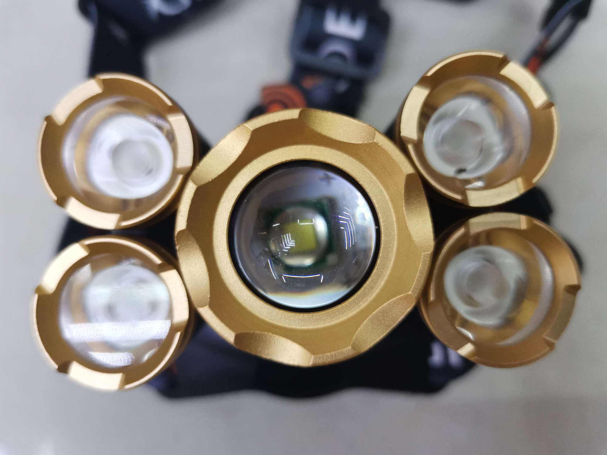 五灯头伸缩调焦强光头灯户外作业出行照明野外探险双锂电池充电LED头戴灯白底实物图