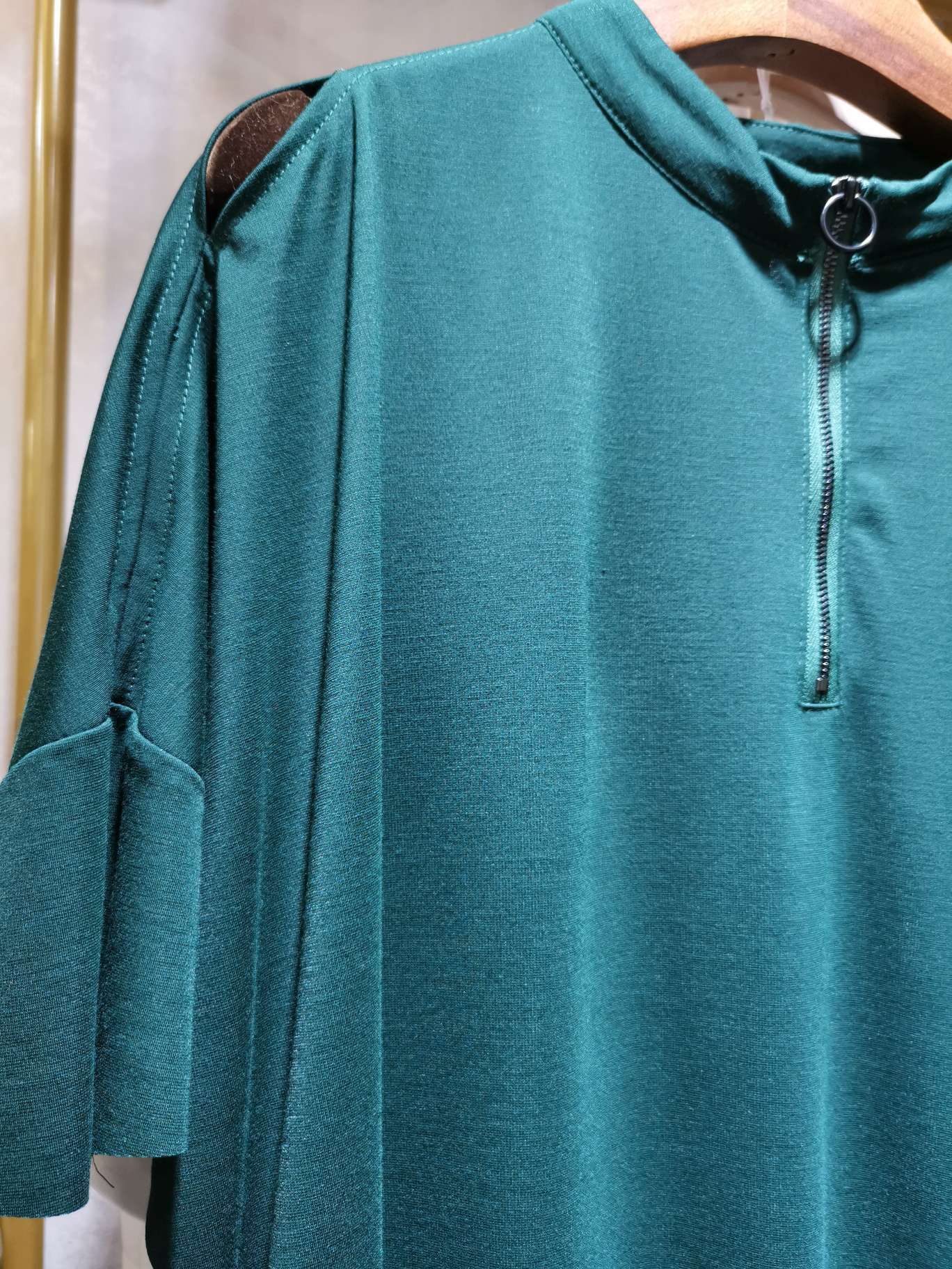 Classic dark green zippered mid-sleeved casual wear