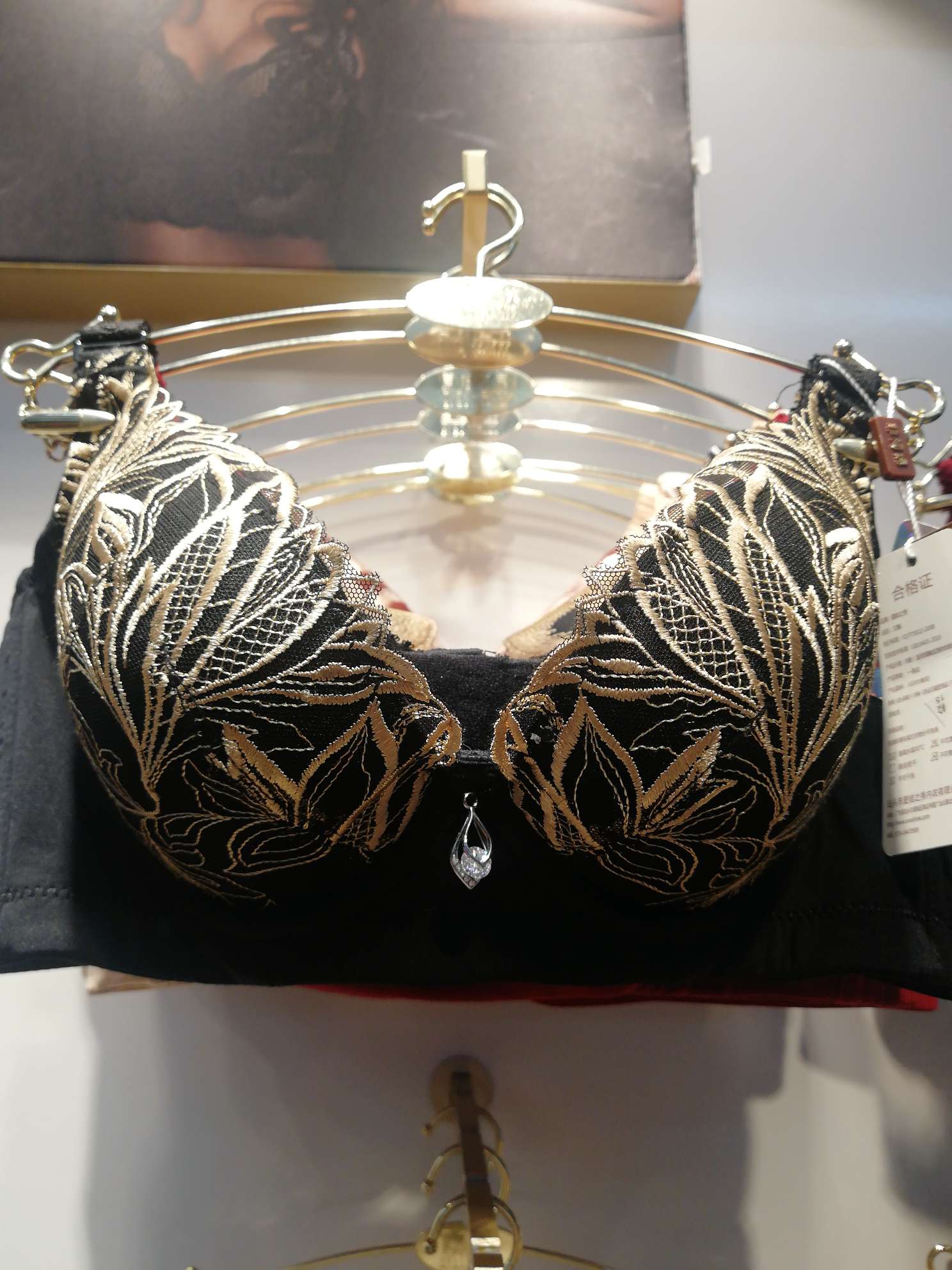 Cup 9078B is black and red