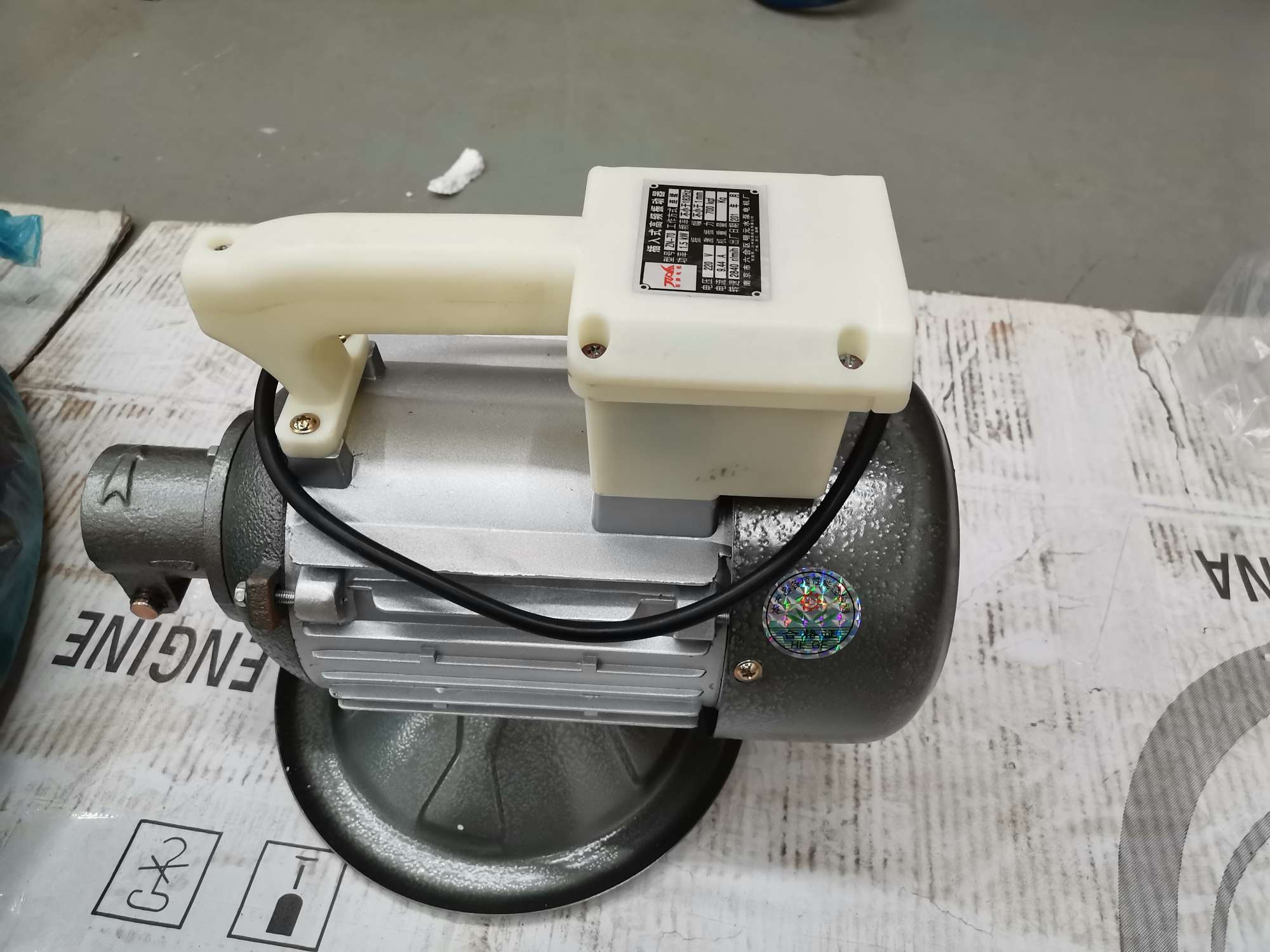 220V, 1.5KW insertable round head concrete vibrator