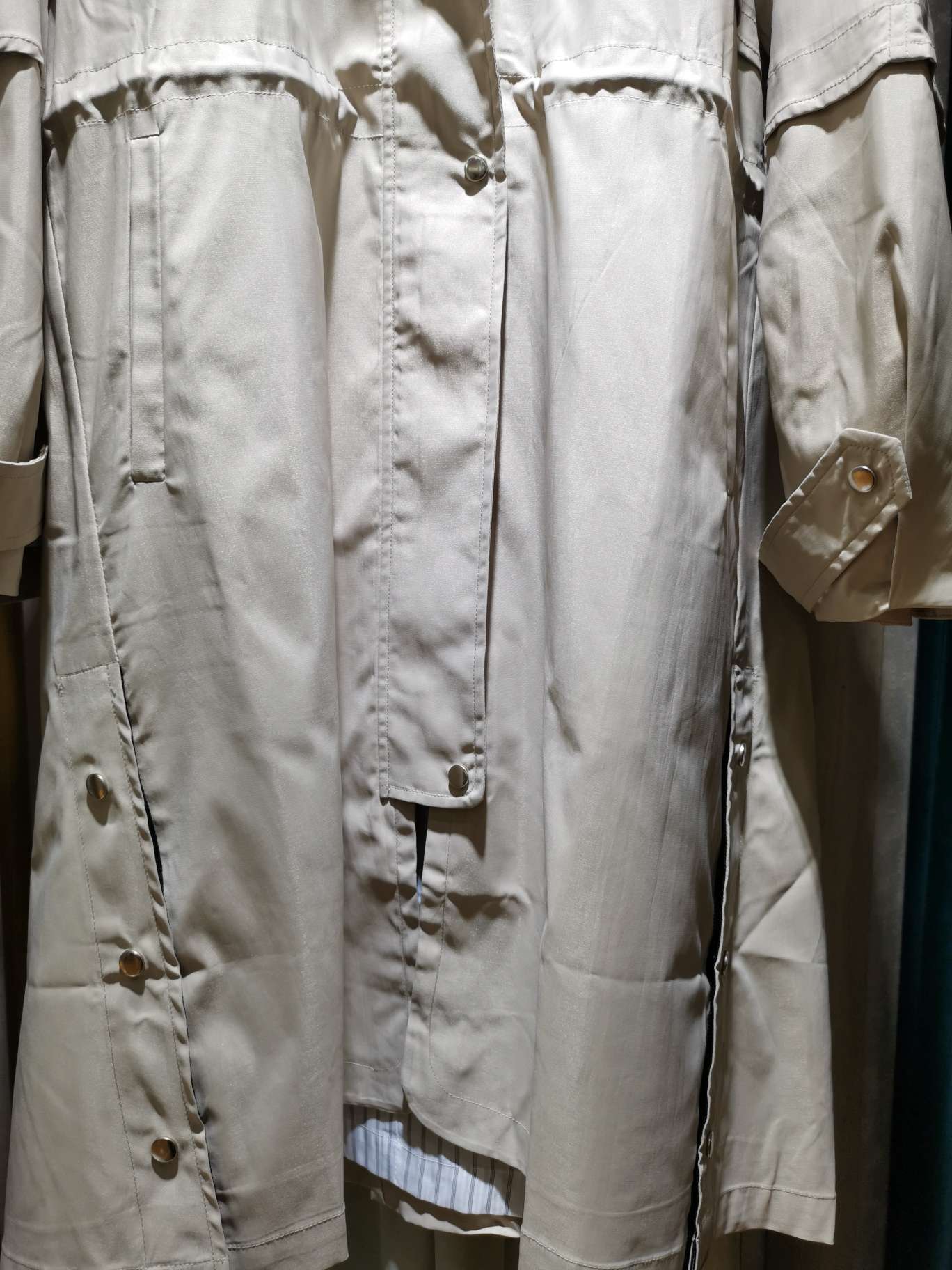 Classic beige lapel windproof long coat details Picture