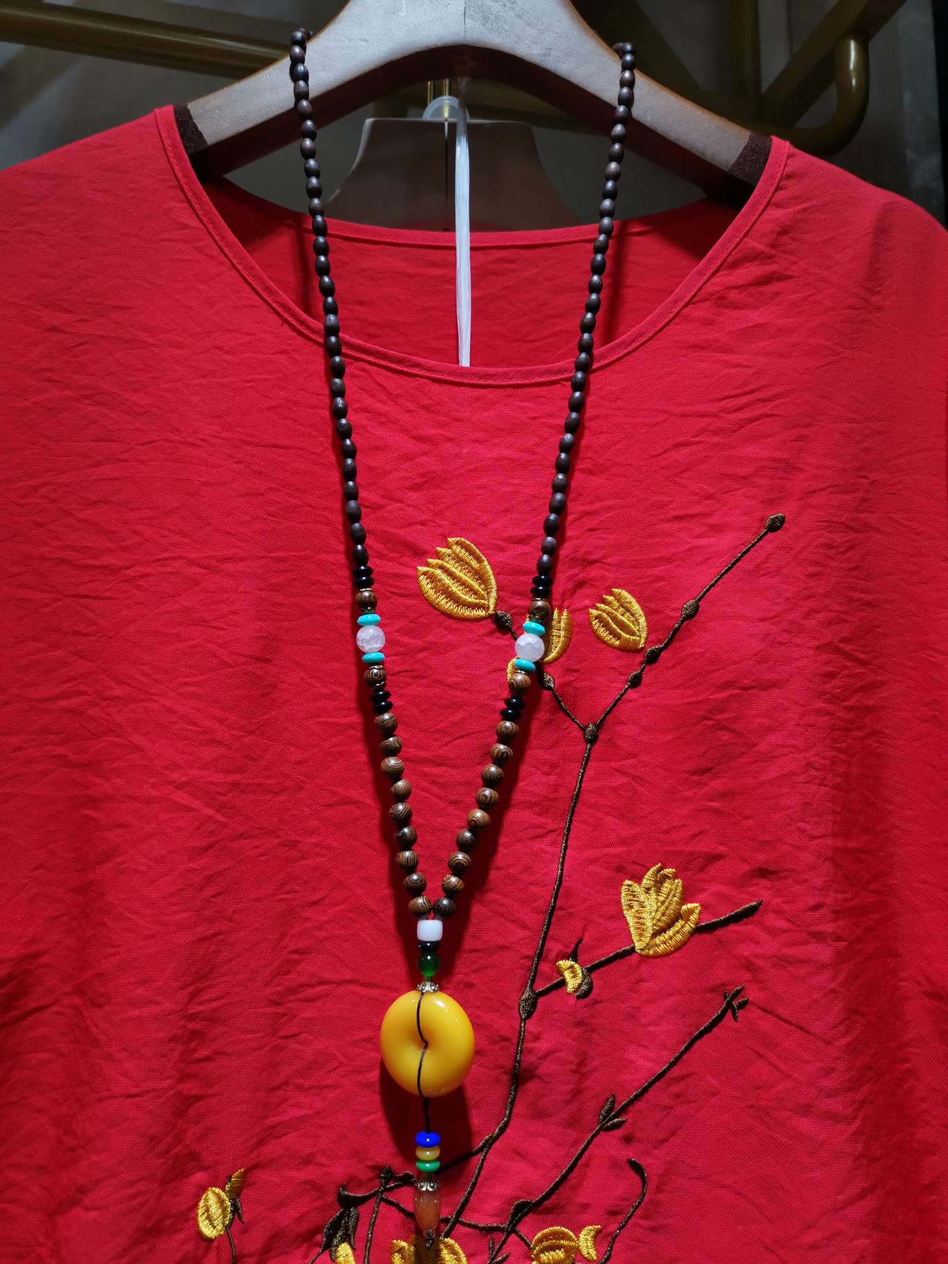 Business women's clothing with a large round neck embroidered with golden flowers in bright red