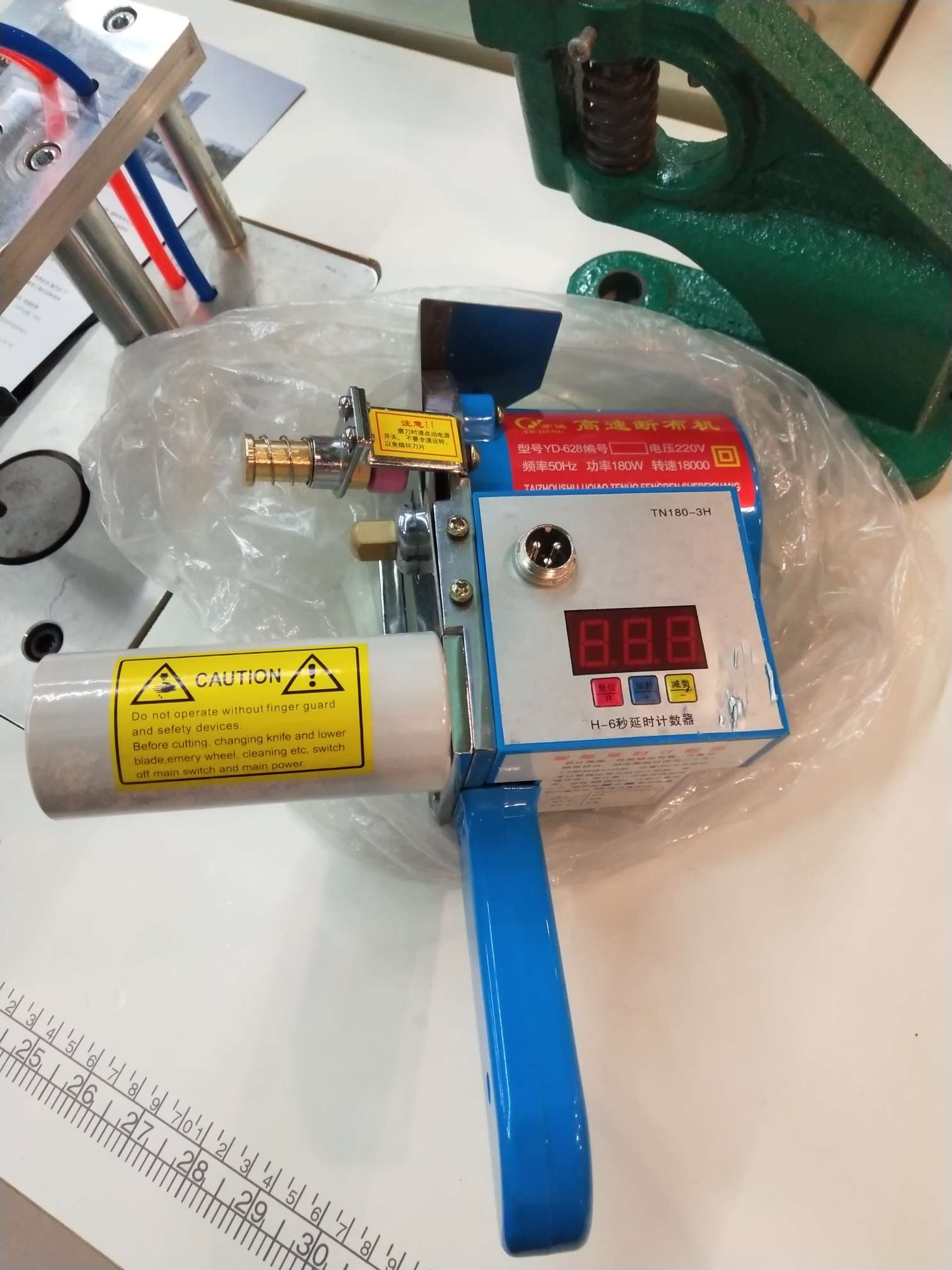 High-speed delayed track-type fabric cutting machine, LCD counting fabric cutting machine, high-power automatic knife grinding and fabric cutting tools detail image 1