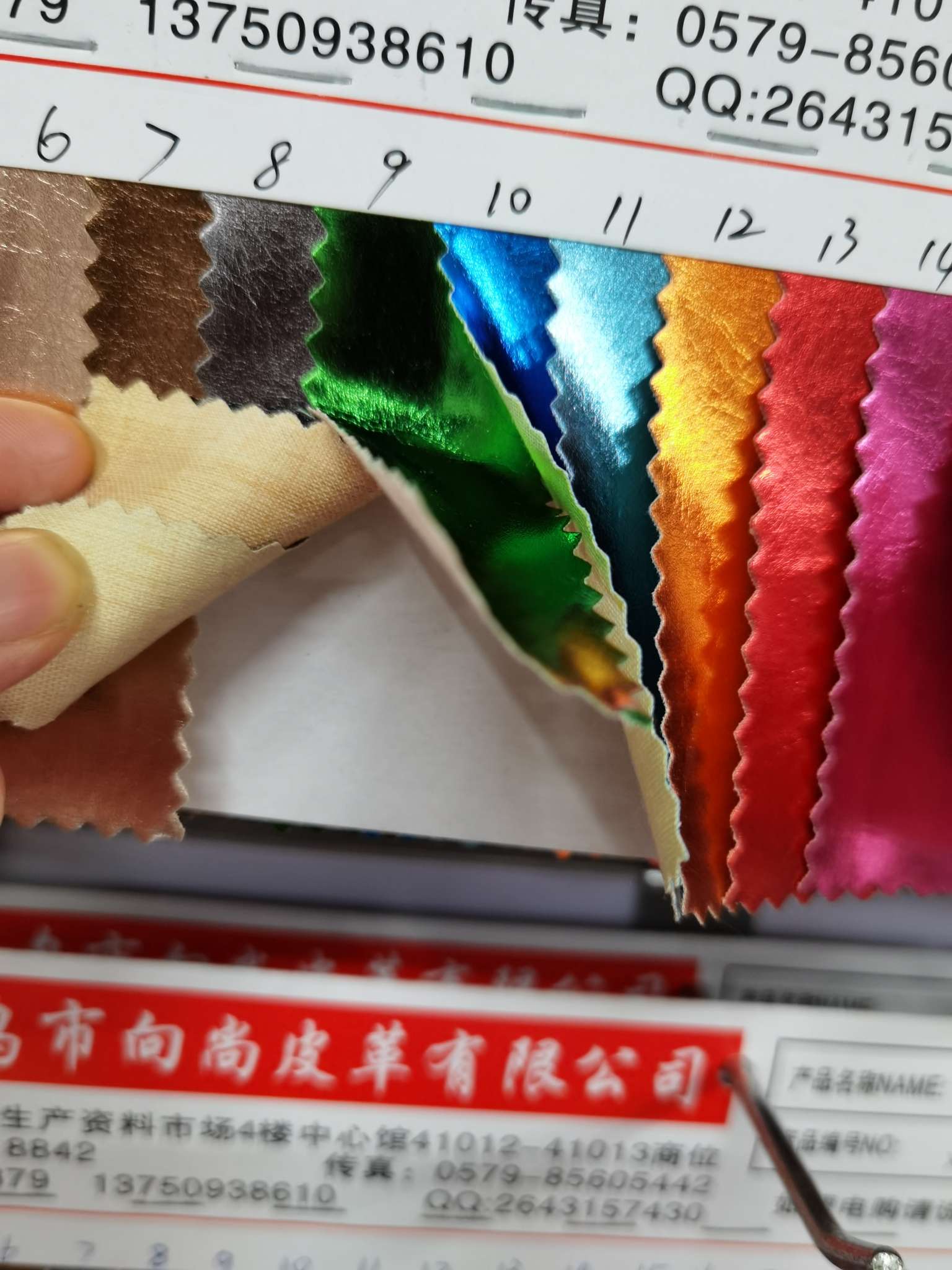 pu101 patterned film leather seven-color bright gold bag fabric detail image 3