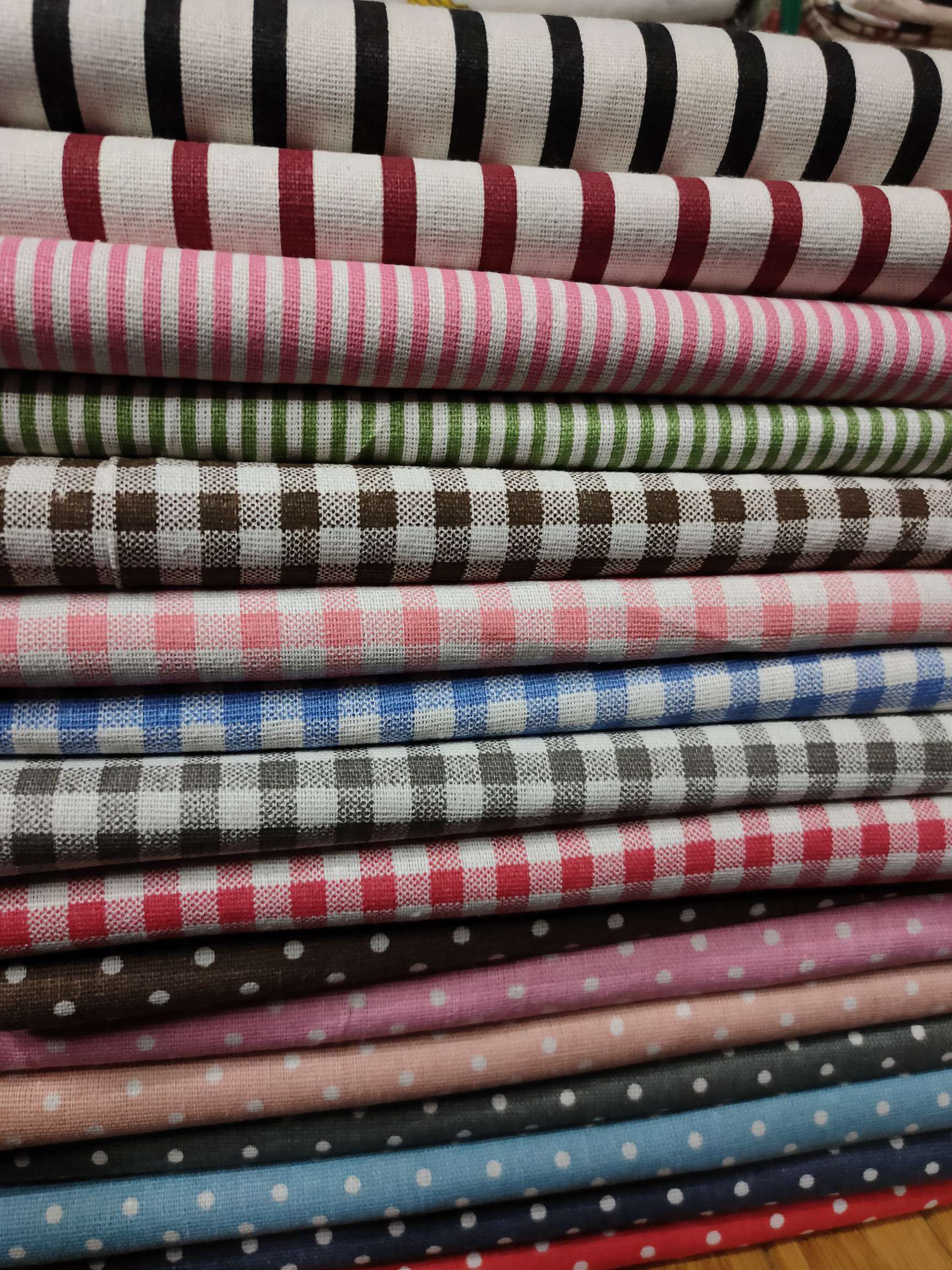 Cotton and linen printed small green checks details Picture