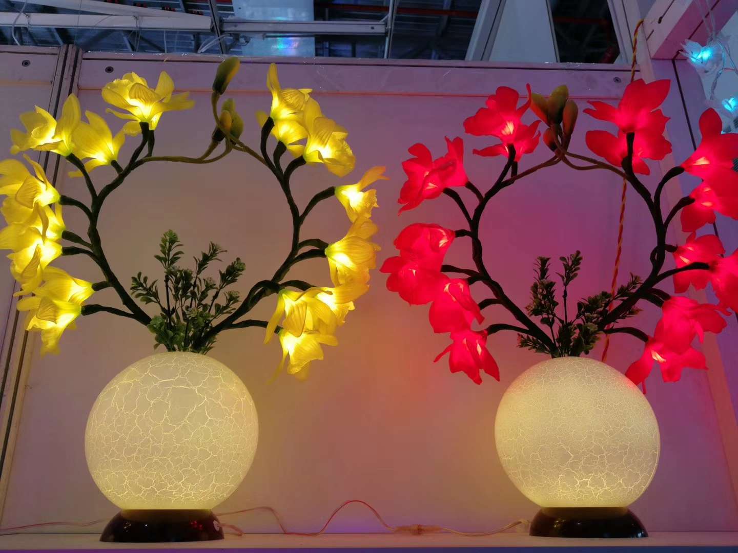Cracked vase lamp thumbnail