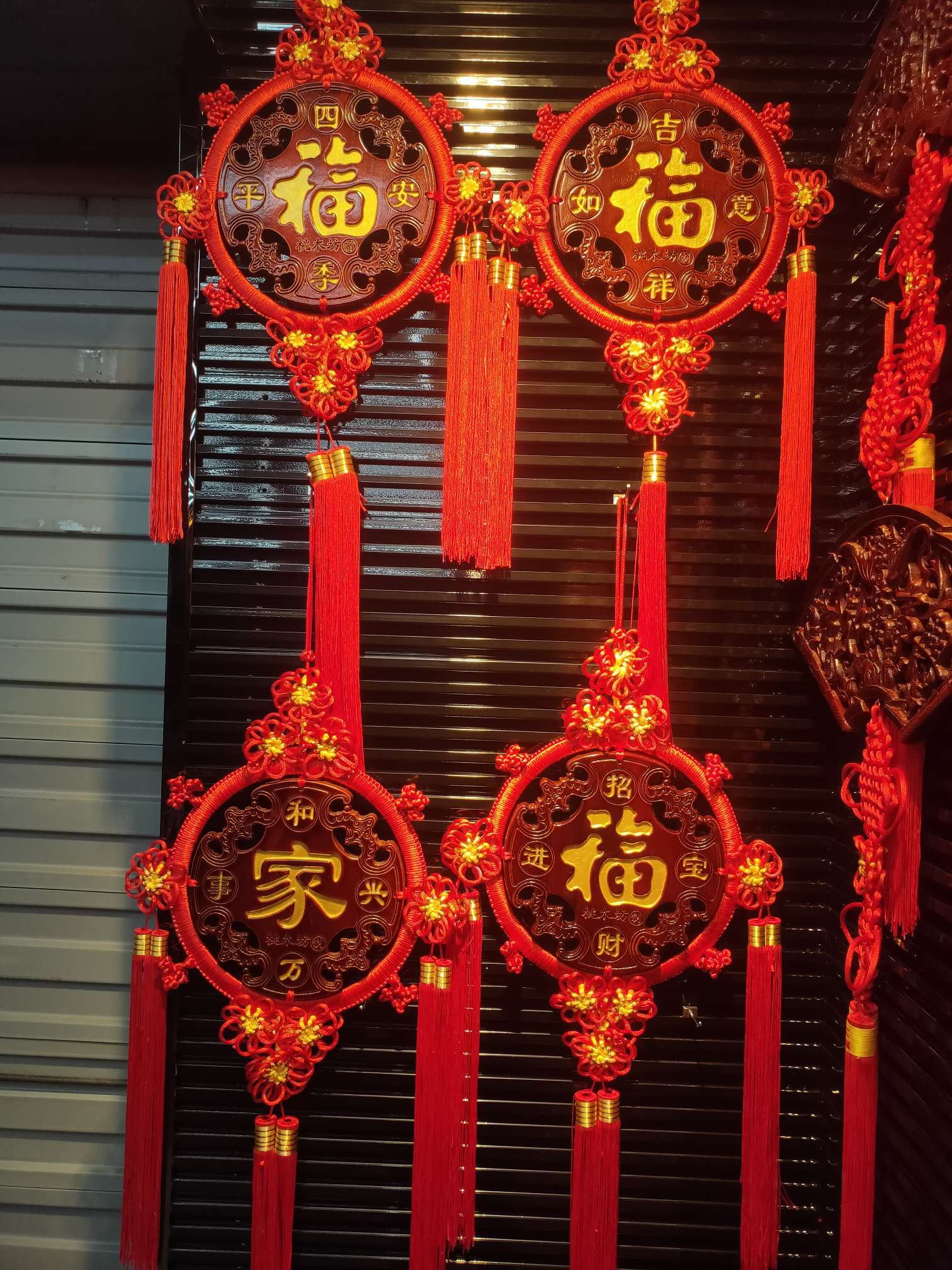 "National Trend 30# Circular golden character wood carving.
