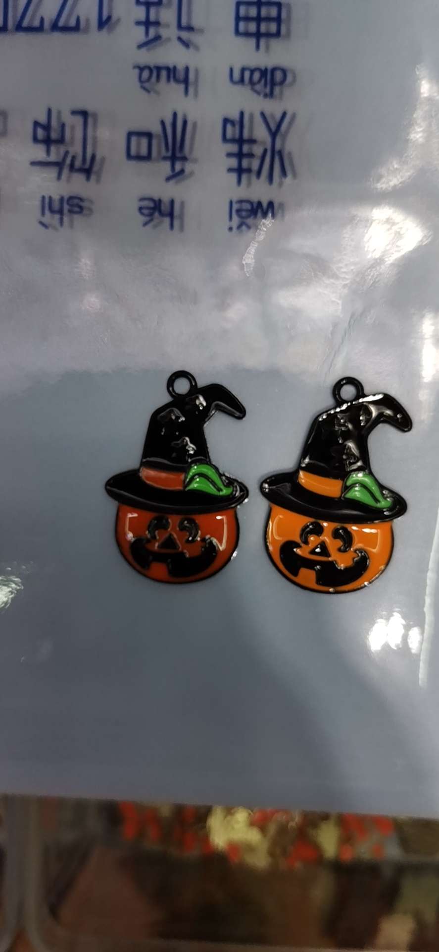 عيد القدّيسين هو عبارة عن مزيج من الموضة، وقطرات غريبة من الزيت Item Picture