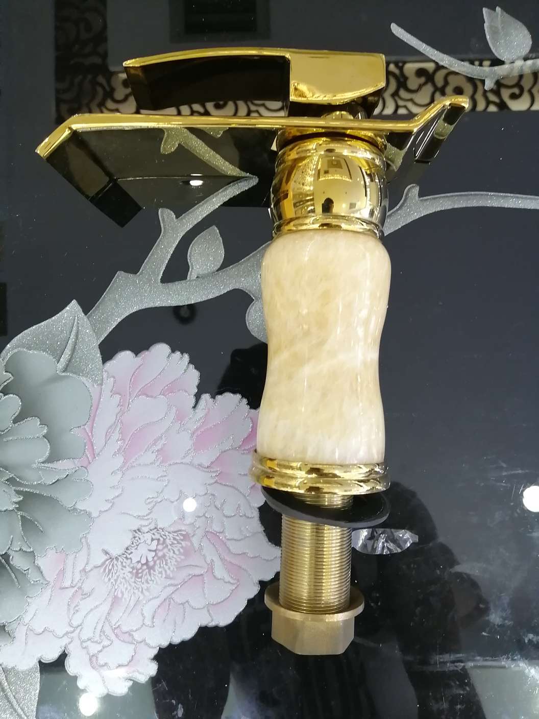 皇帝款钛金+黄玉石冷热洗脸盆龙头白底实物图