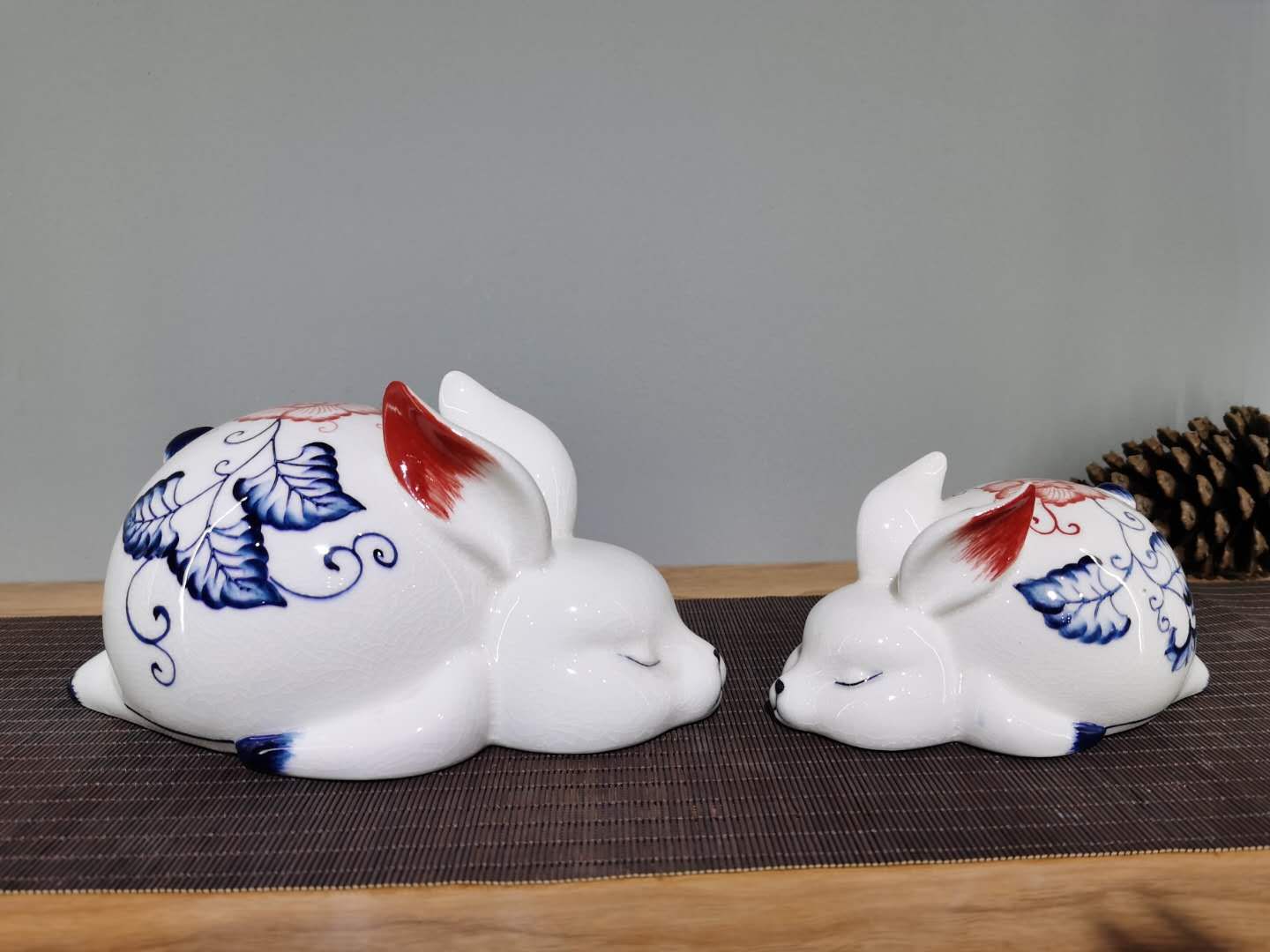 陶瓷青花瓷对兔工艺品是家居理想的摆设