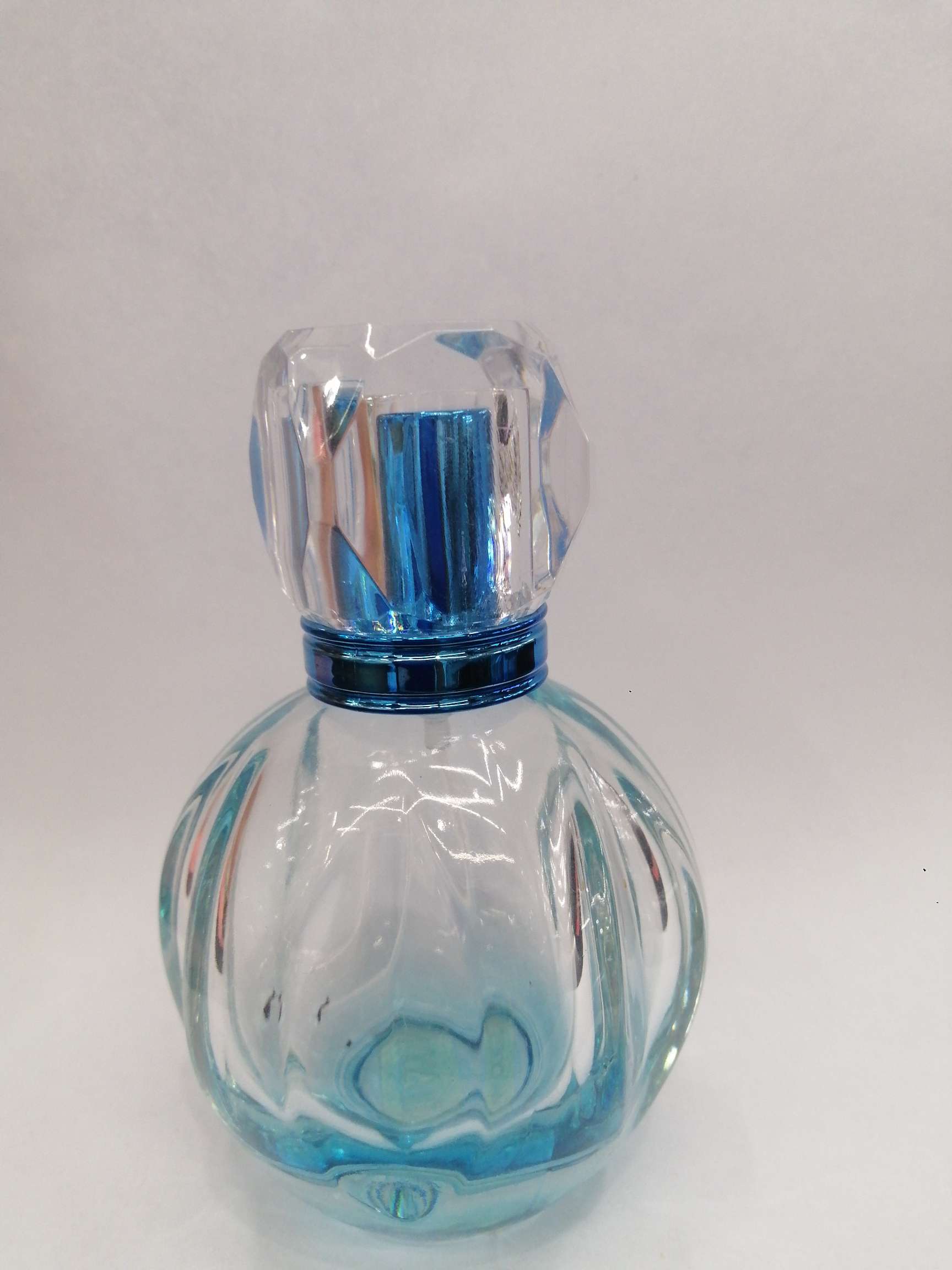 Gradient glass in perfume bottle