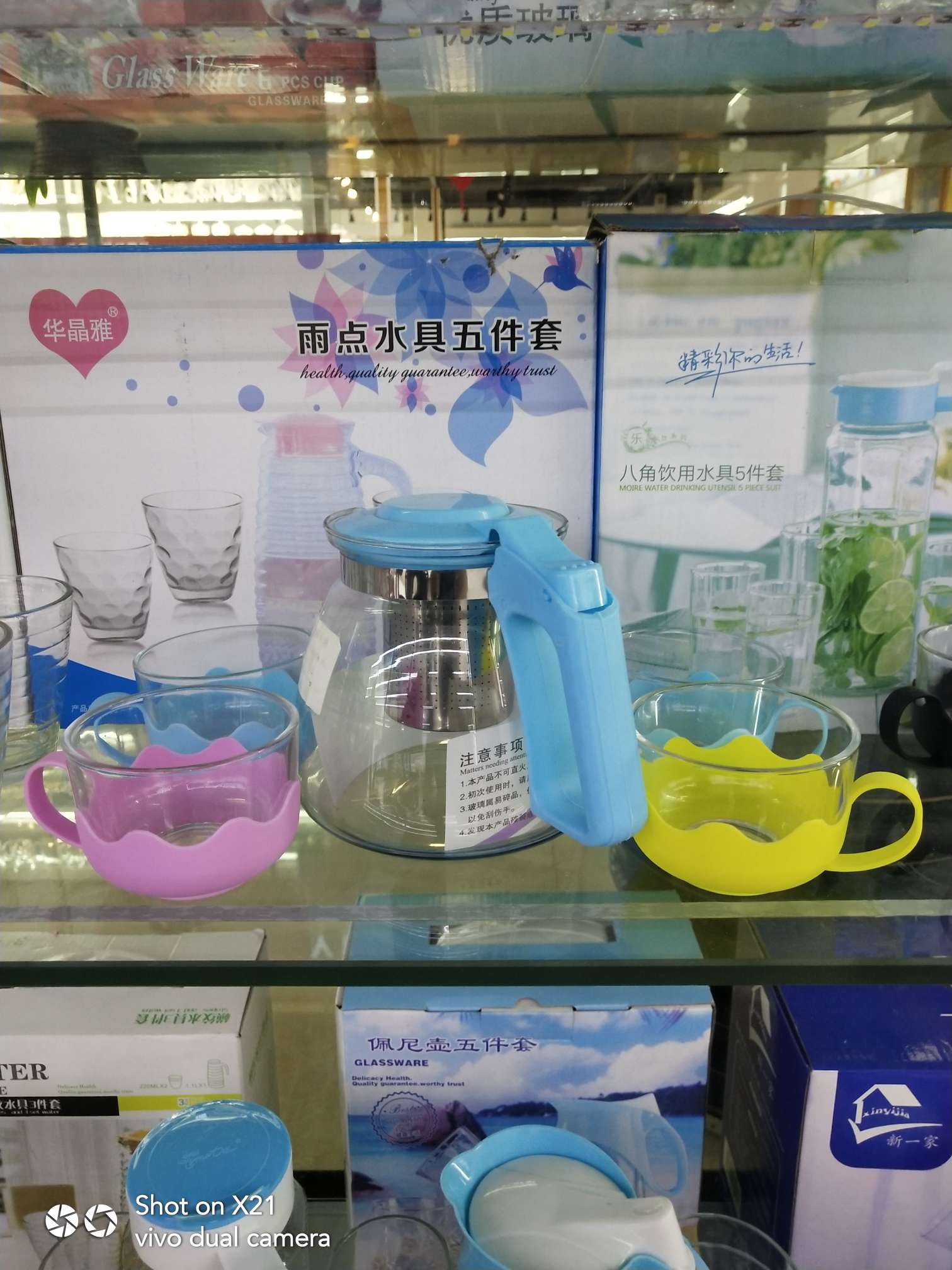 Glass kettle, one kettle with four cups, in various colors