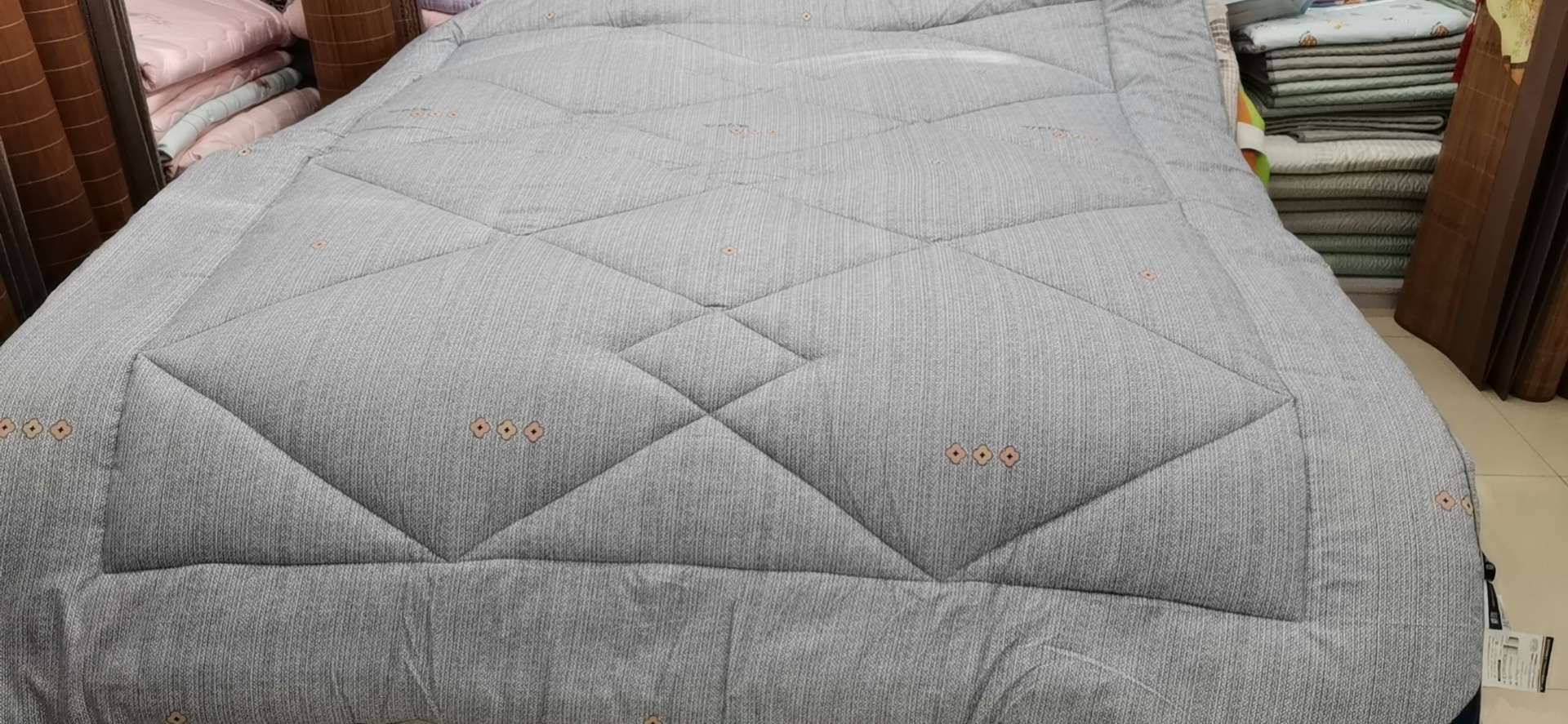 Warm Fleece Winter Quilt With Three-Dimensional Edge