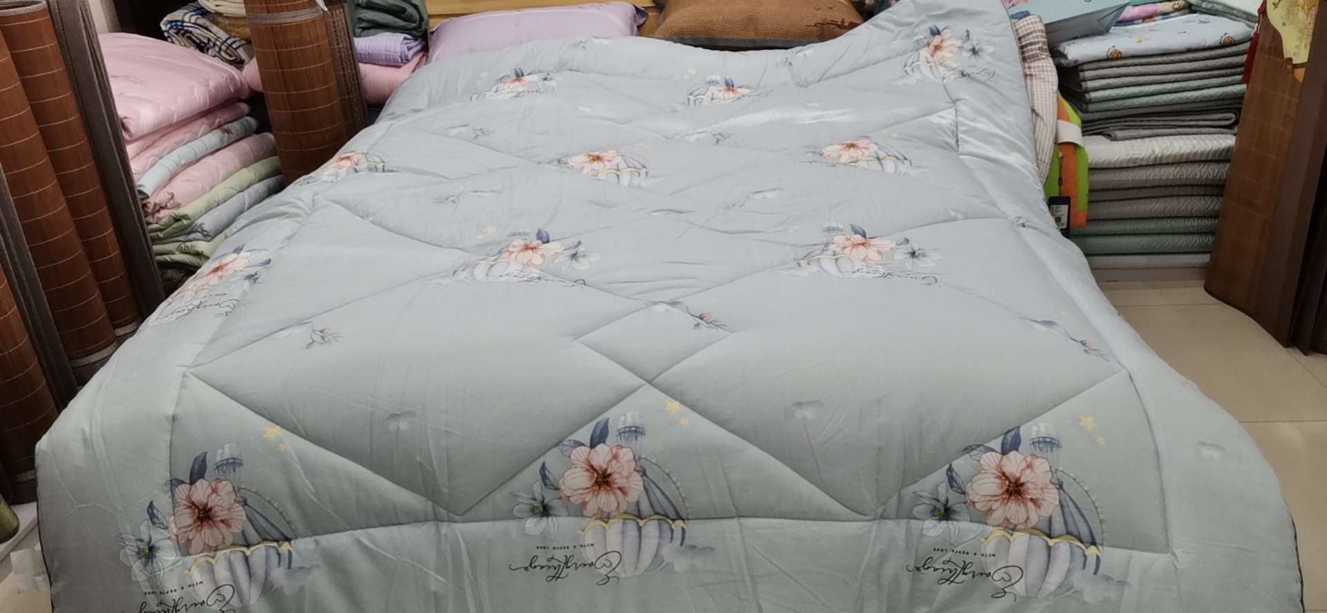 Warm Fleece Winter Quilt With Three-Dimensional Edge details Picture