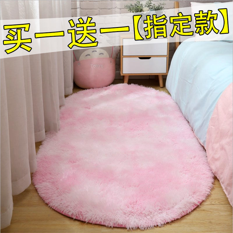 The long-haired carpet for the bedroom bedside is colorful