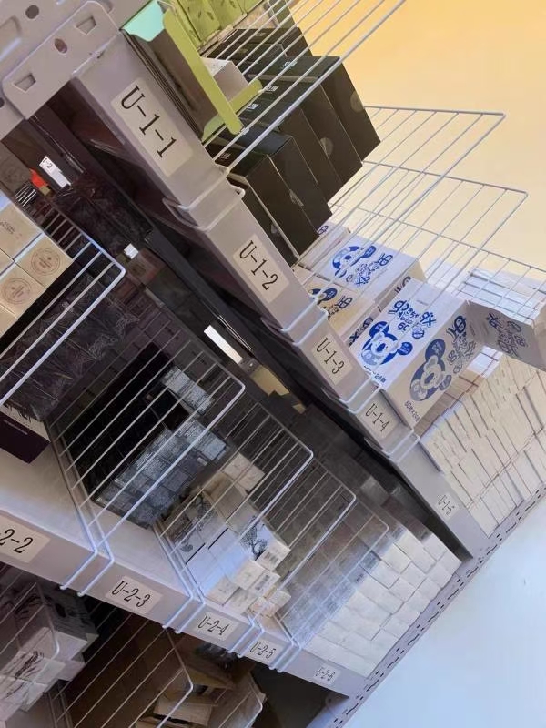 White Impregnated Plastic Wire Mesh Warehouse Storage Shelf Division Net, Isolation Mesh Division Mesh Iron Frame Various Sizes Can Be Customized According To Customer Requirements undefined