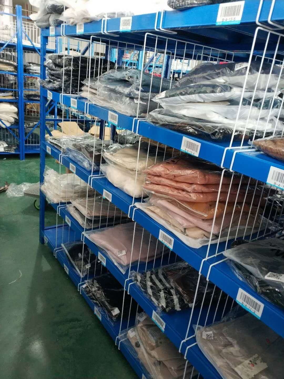 White Impregnated Plastic Wire Mesh Warehouse Storage Shelf Division Net, Isolation Mesh Division Mesh Iron Frame Various Sizes Can Be Customized According To Customer Requirements undefined