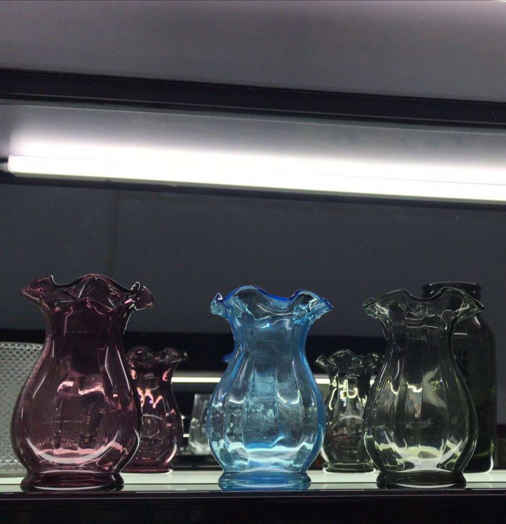 Factory direct sales, wholesale and retail of colored artificial glass flower POTS and ornaments in purple, gray and blue. For orders, please consult