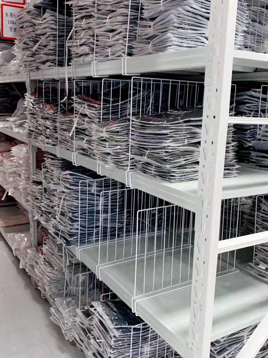 White Impregnated Plastic Wire Mesh Warehouse Storage Shelf Division Net, Isolation Mesh Division Mesh Iron Frame Various Sizes Can Be Customized According To Customer Requirements undefined