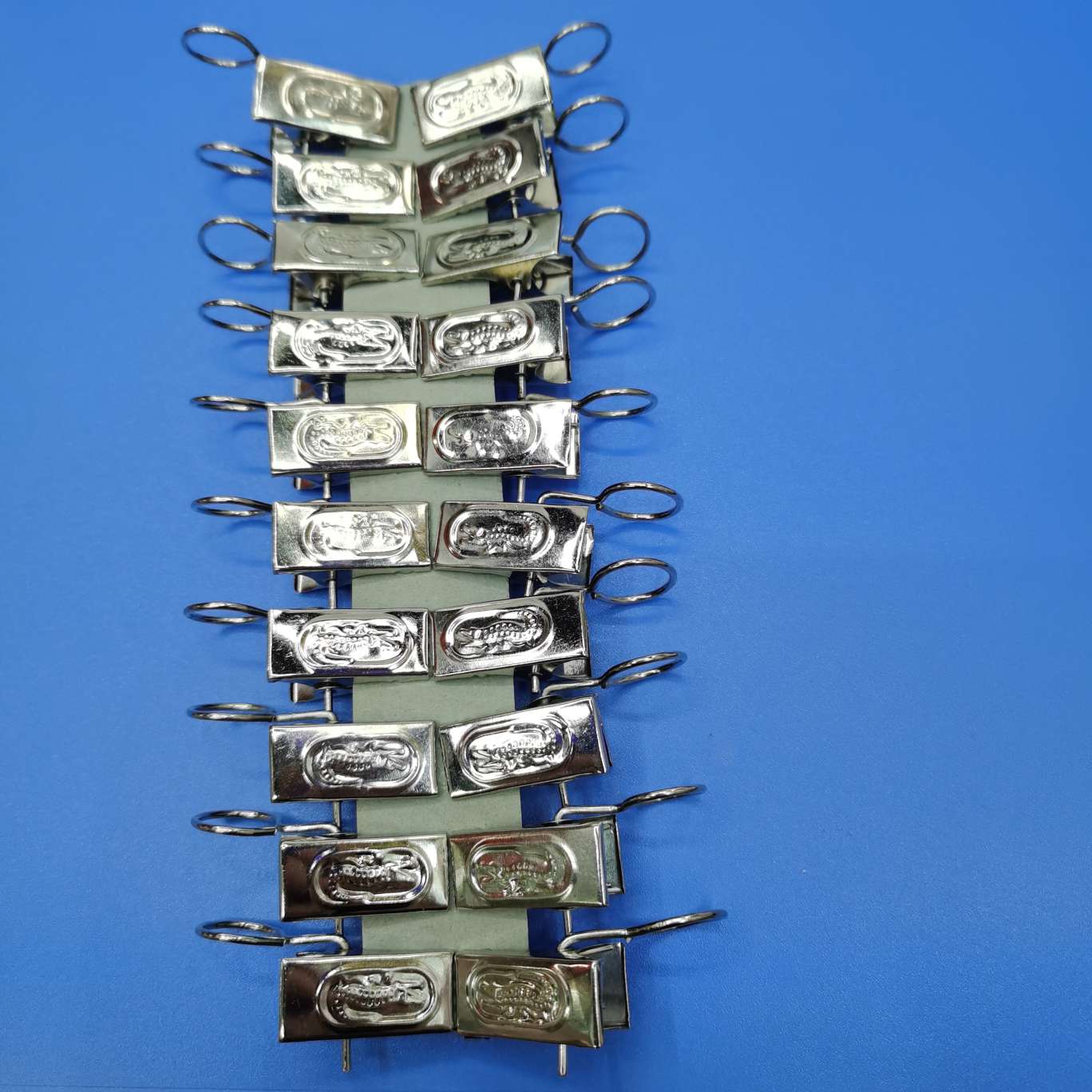 窗帘夹子门帘夹白底实物图