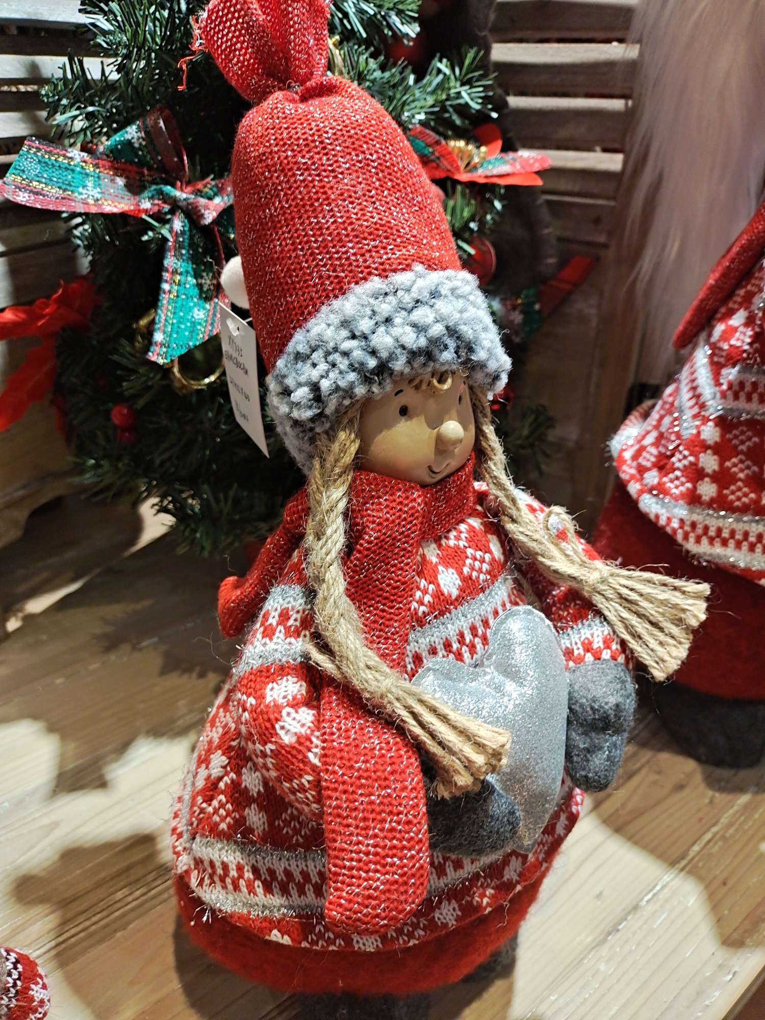 新款圣诞装饰摆件树脂脸女孩手抱银色心形娃娃详情4