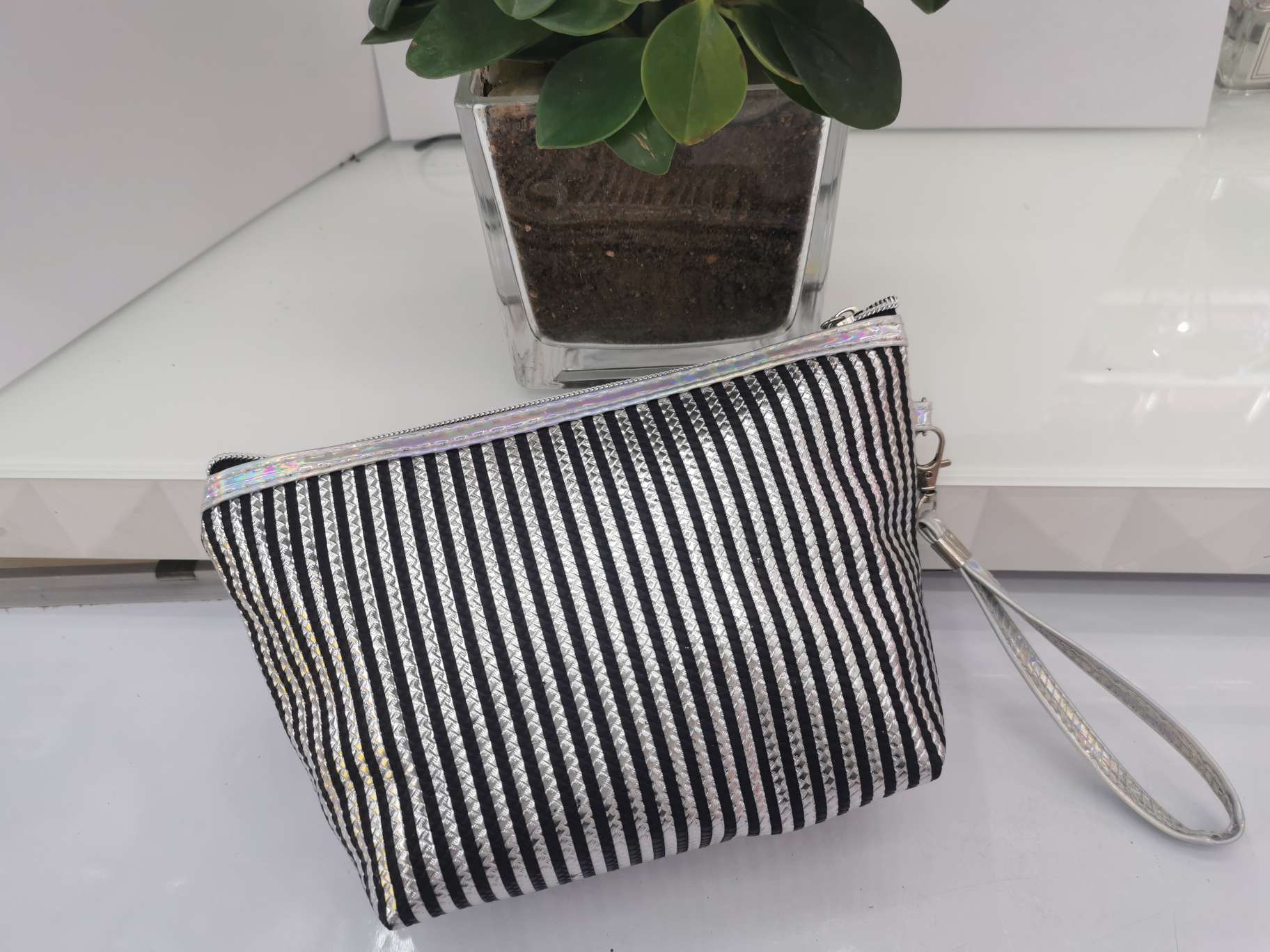 韩版时尚2020年新款手拿包洗漱包化妆包白底实物图