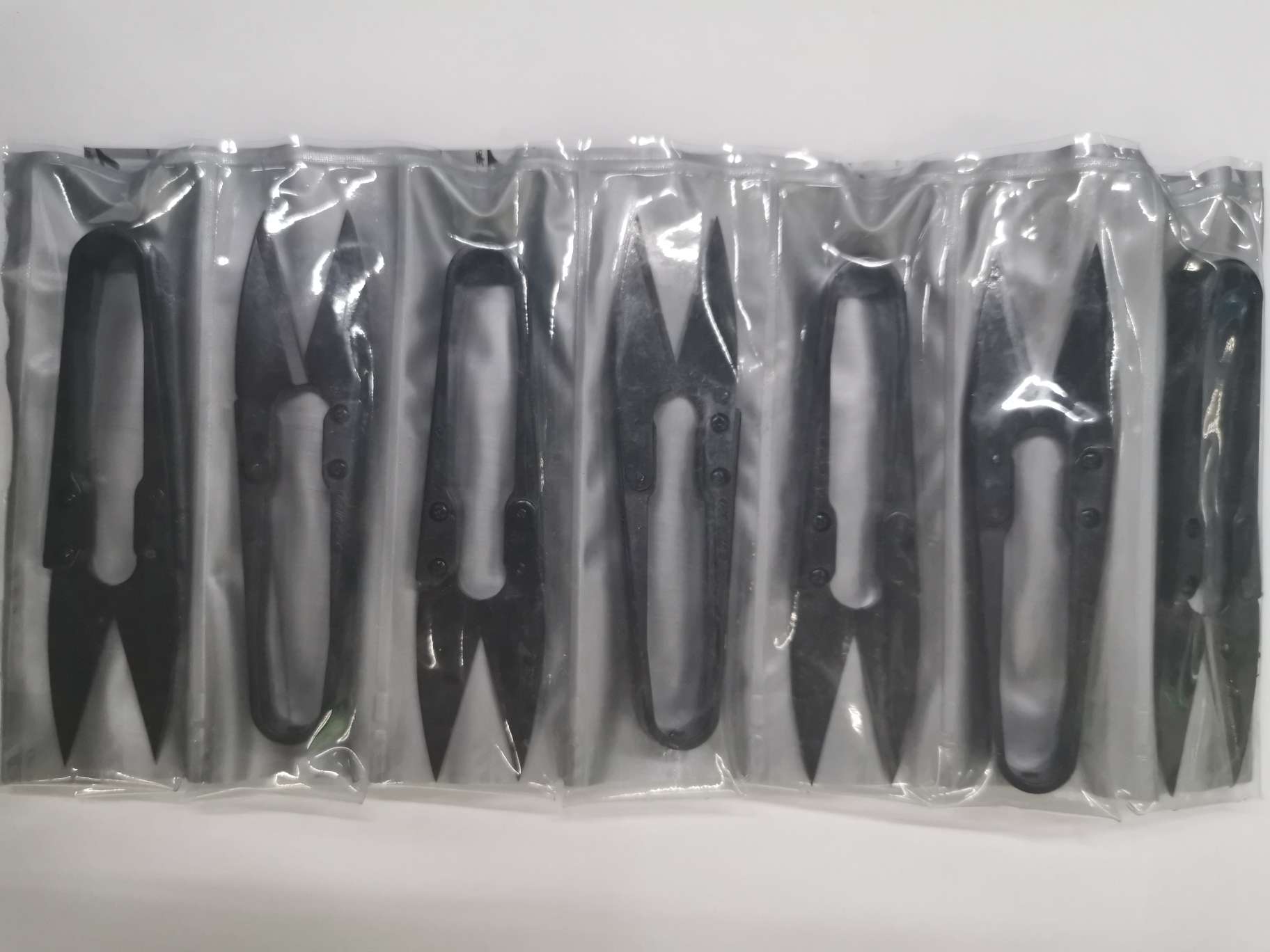Koli Tc-805B Black Yarn Scissors U-Shaped Scissors Small Scissors Thread Scissors Application Scenario