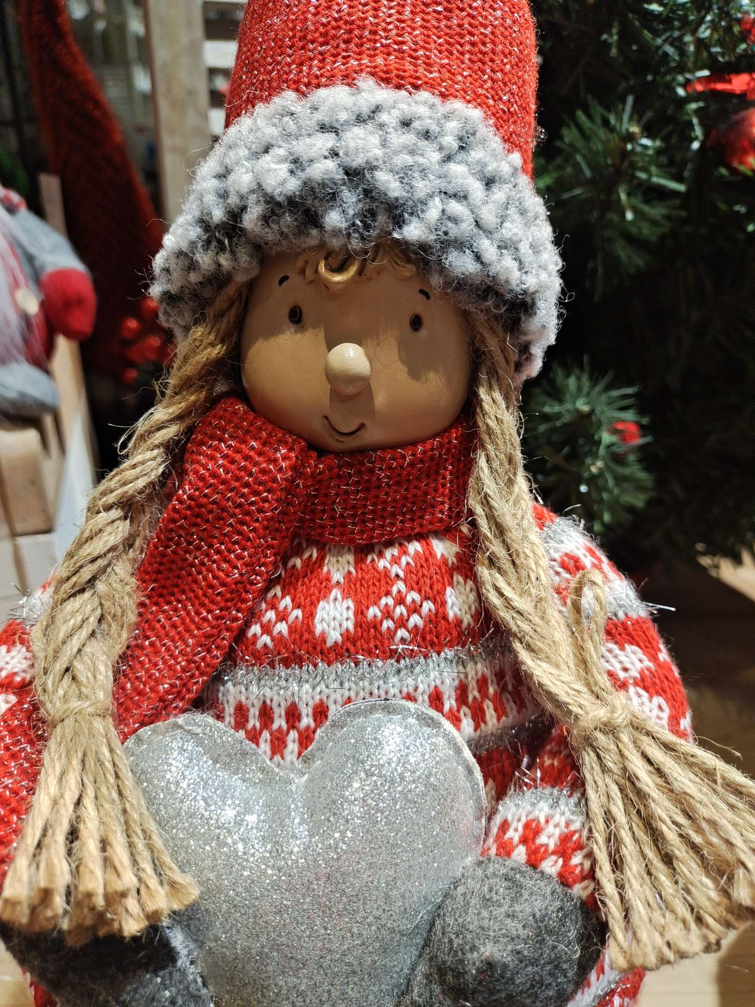 新款圣诞装饰摆件树脂脸女孩手抱银色心形娃娃详情3