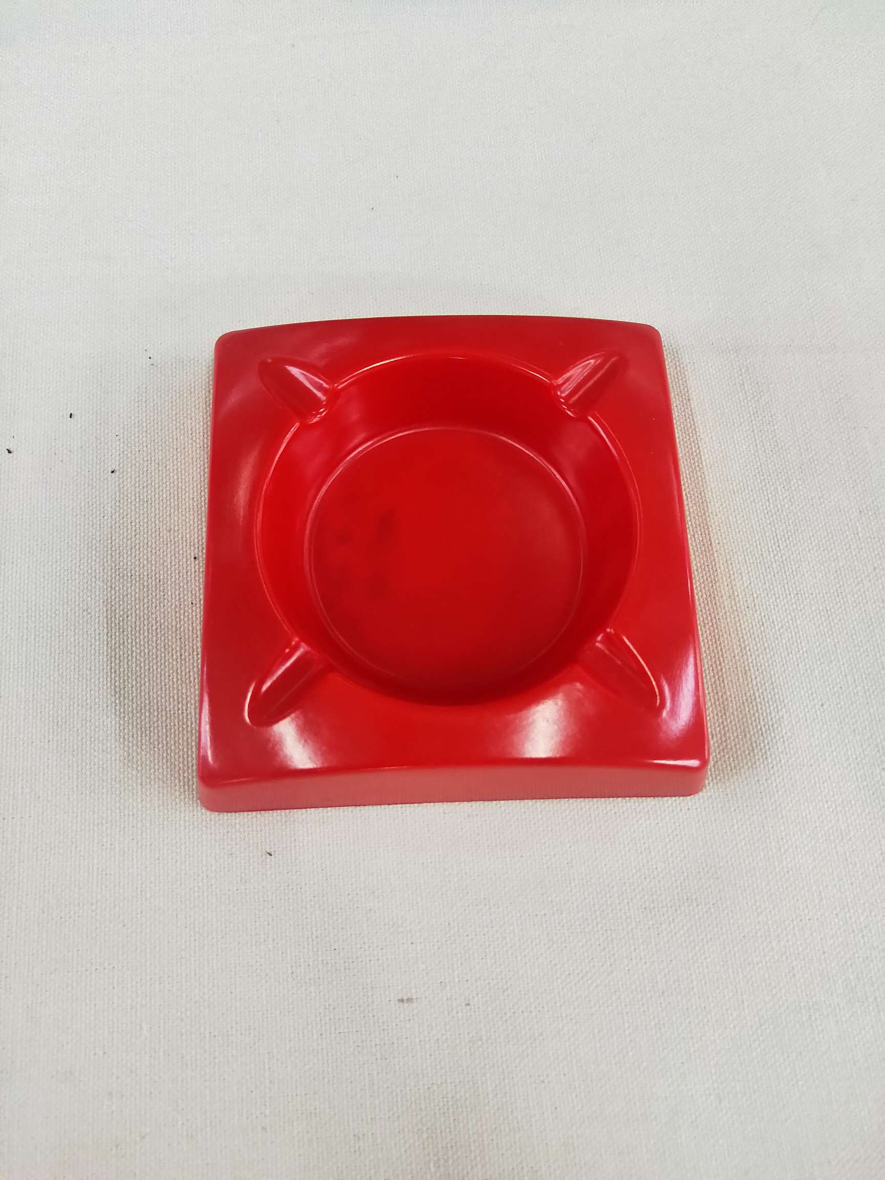 家用烟灰缸实物图