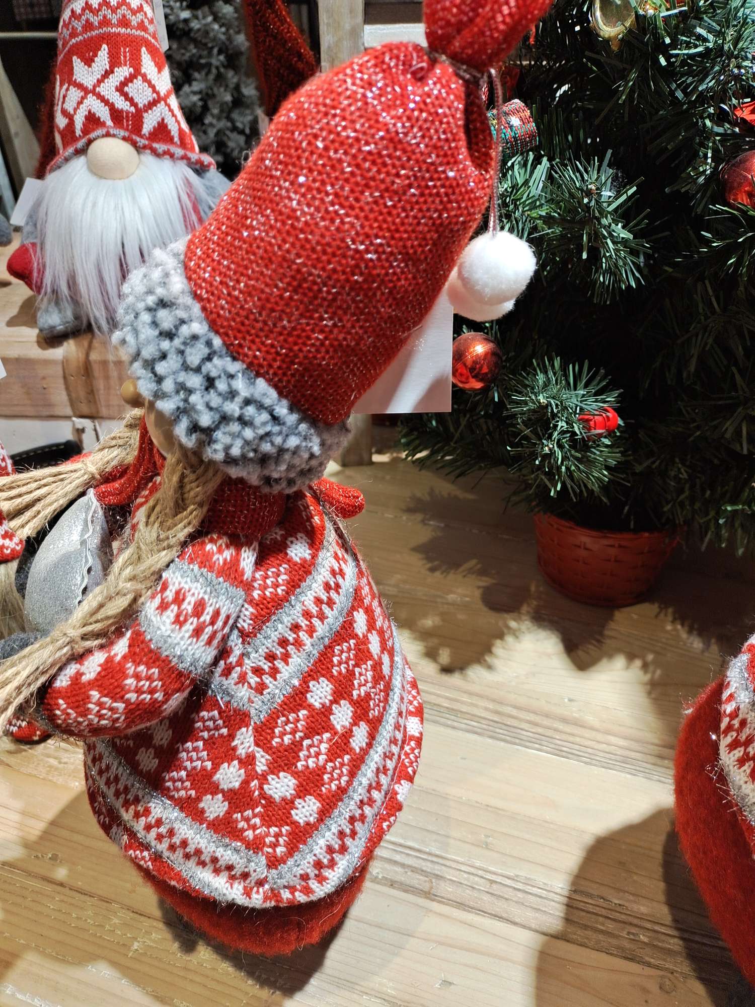 新款圣诞装饰摆件树脂脸女孩手抱银色心形娃娃详情2