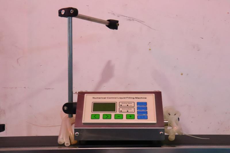 Hengkai Packaging Machinery offers high-quality and low-priced small measurement CNC liquid filling machines and operates with integrity details Picture
