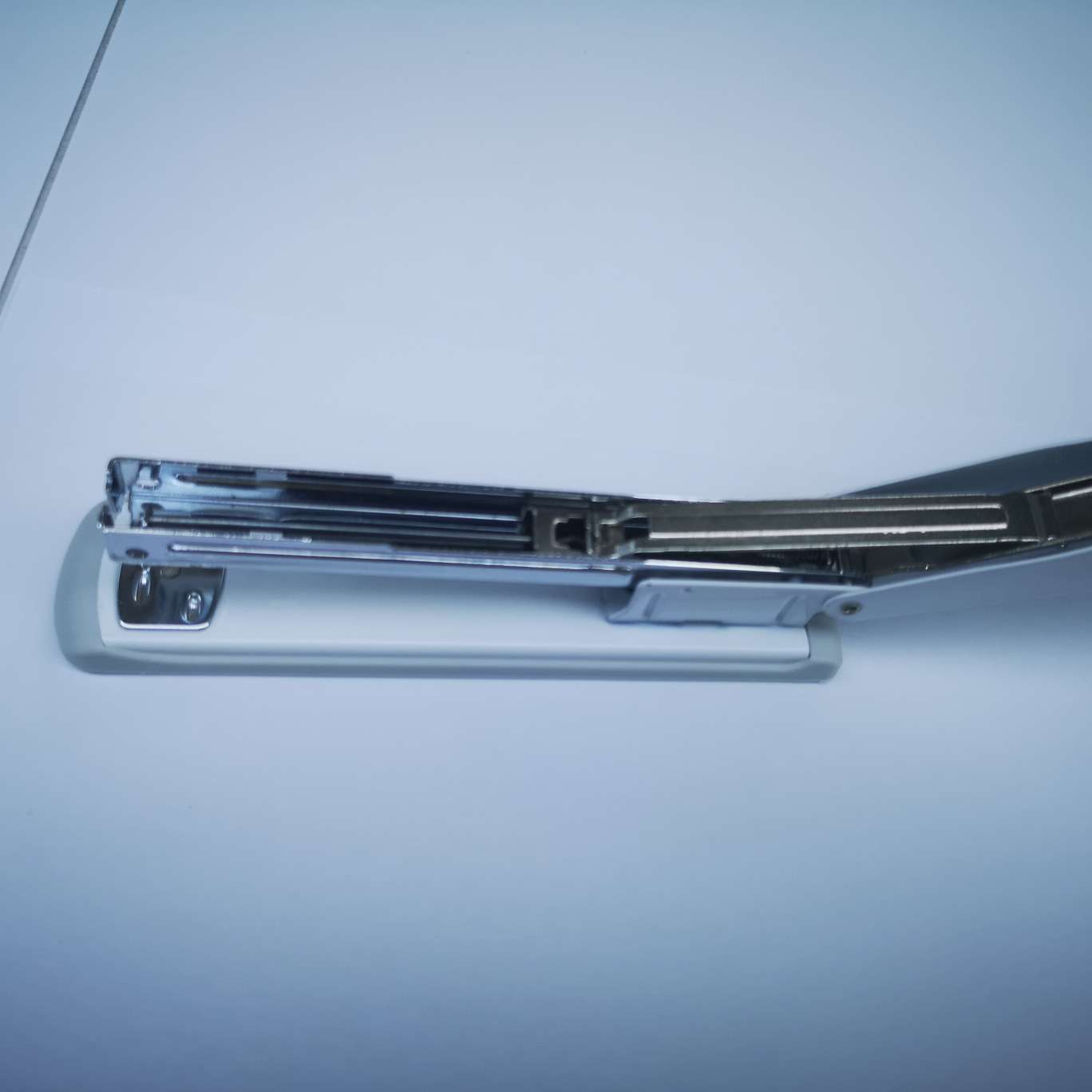 The Yizhiwang A307 stapler is suitable for 24/6 uniform stitches, with 72 pieces per piece and mixed colors for each piece. It can stitch 20 to 30 pages of paper. detail image 3