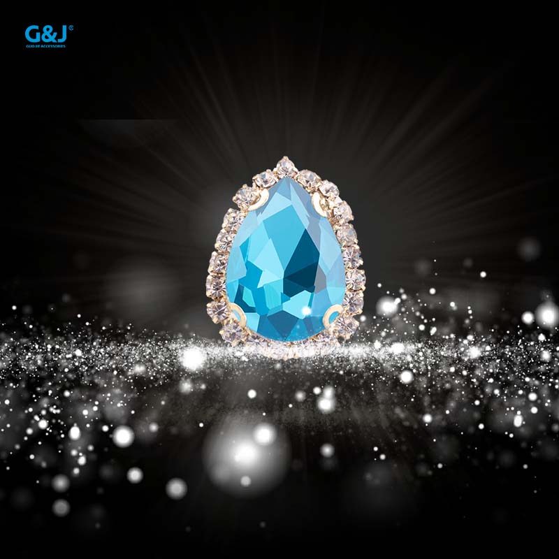 The size of the large diamond in the middle is 10*14MM, with a teardrop-shaped white glass claw diamond, a crystal clasp around the edge, diy headwear accessories, wedding dress and shoe materials, and 4-hole hand-sewn clothing accessories