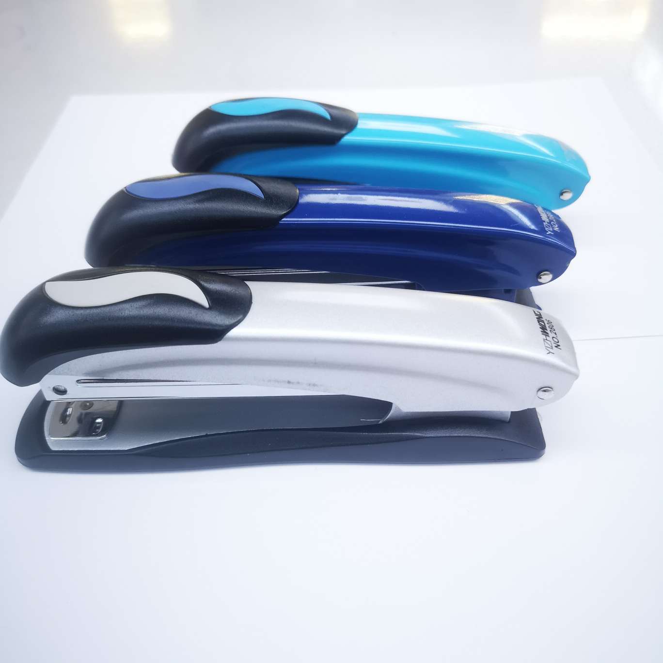 The Yizhi Wang 2806 stapler is suitable for 24/6 uniform needles, with 72 pieces per piece, and can fix 20 to 30 pages of paper pic 3