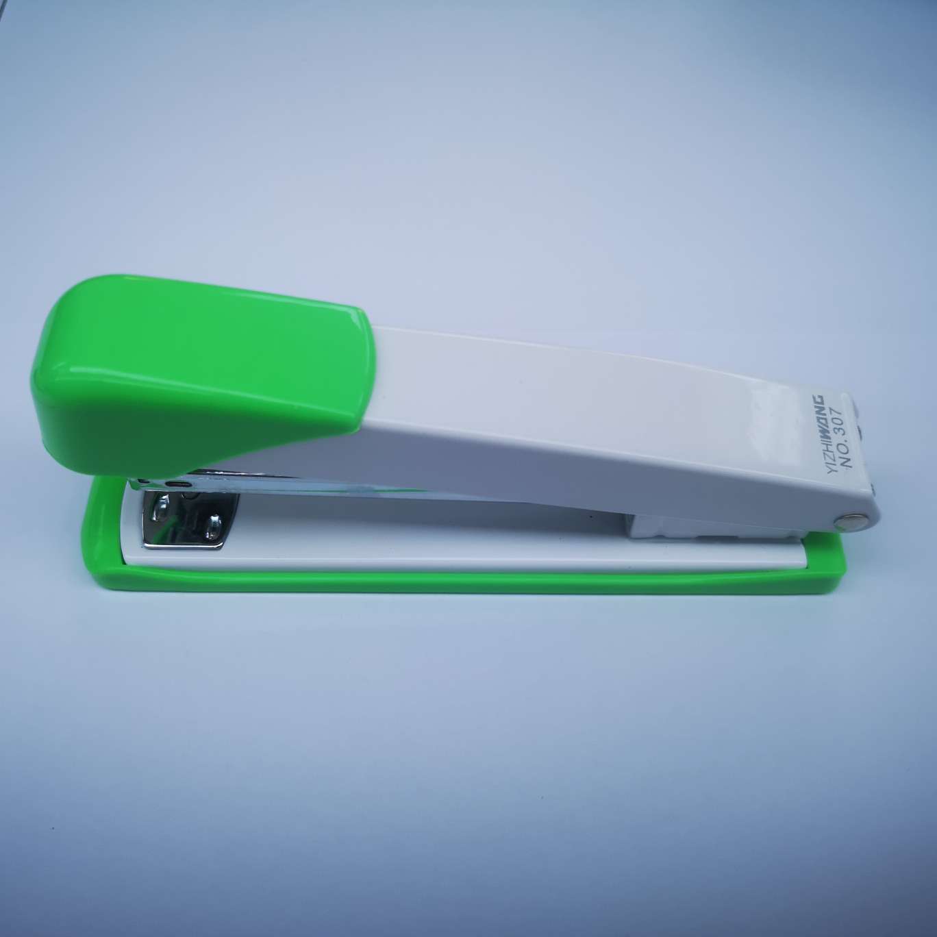 The Yizhiwang A307 stapler is suitable for 24/6 uniform stitches, with 72 pieces per piece and mixed colors for each piece. It can stitch 20 to 30 pages of paper. detail image 4