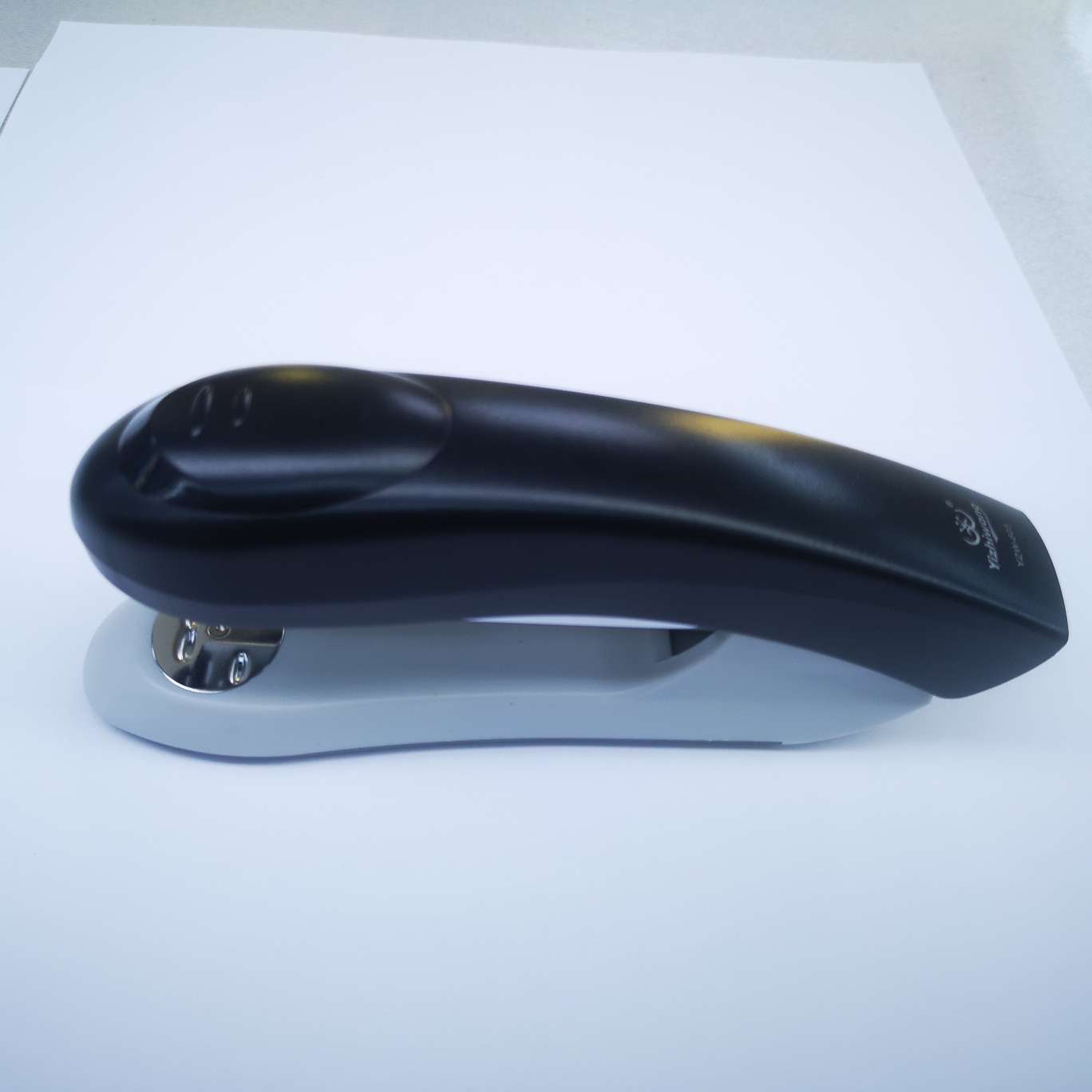 The Yizhi King 603 stapler is suitable for 24/6 uniform stitches. It comes in 72 pieces per piece and is available in black, blue and gray. It can stitch 20 to 30 pages of paper. detail image 3